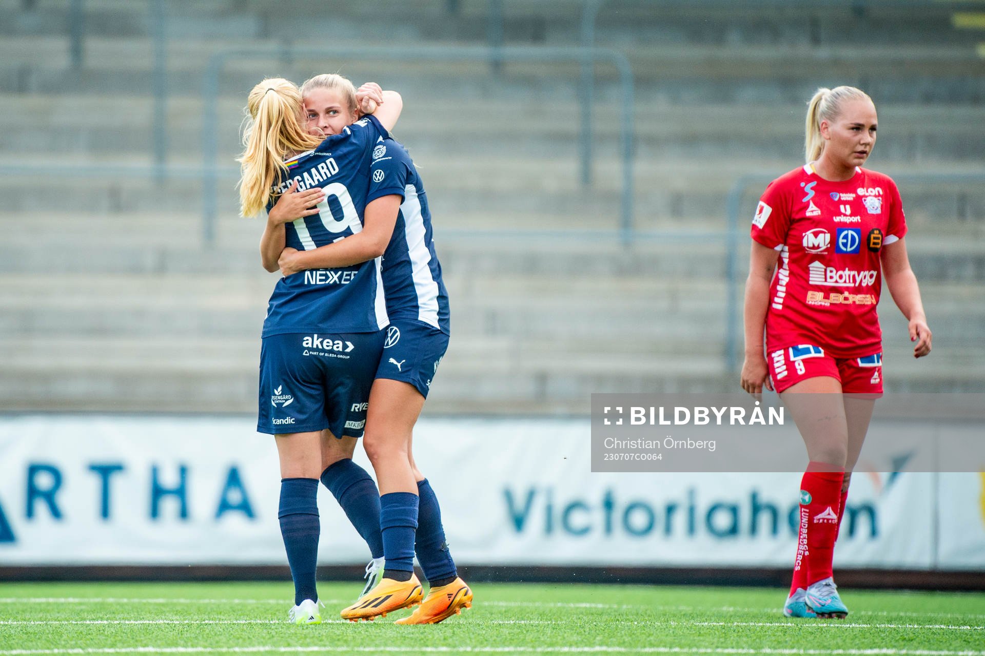 FC Rosengårds Olivia Holdt gör 1-1 och jublar tillsammans med Sofie Bruun Bredgaard under fotbollsmatchen i Damallsvenskan mellan FC Rosengård och Linköping den 7 juli 2023 i Malmö.