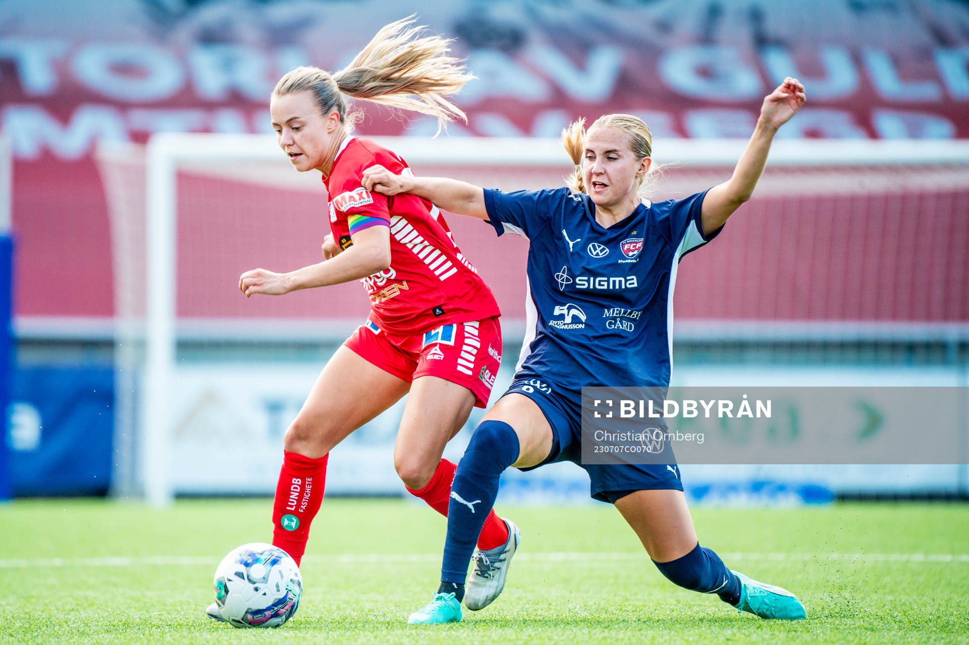 Linköpings Olga Ahtinen mot FC Rosengårds Ria Noora
