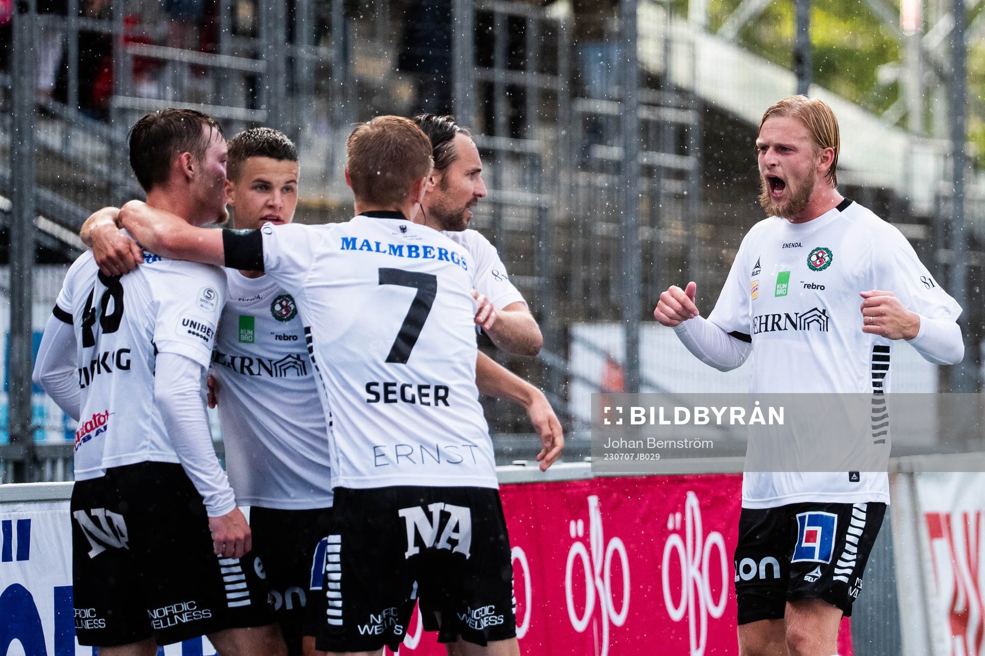 Örebros Kalle Holmberg jublar