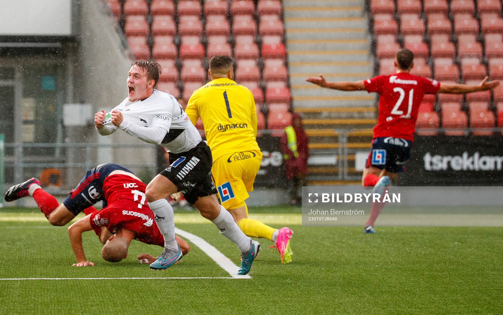 Örebros Noel Milleskog jublar vid 1-1 och Östers
