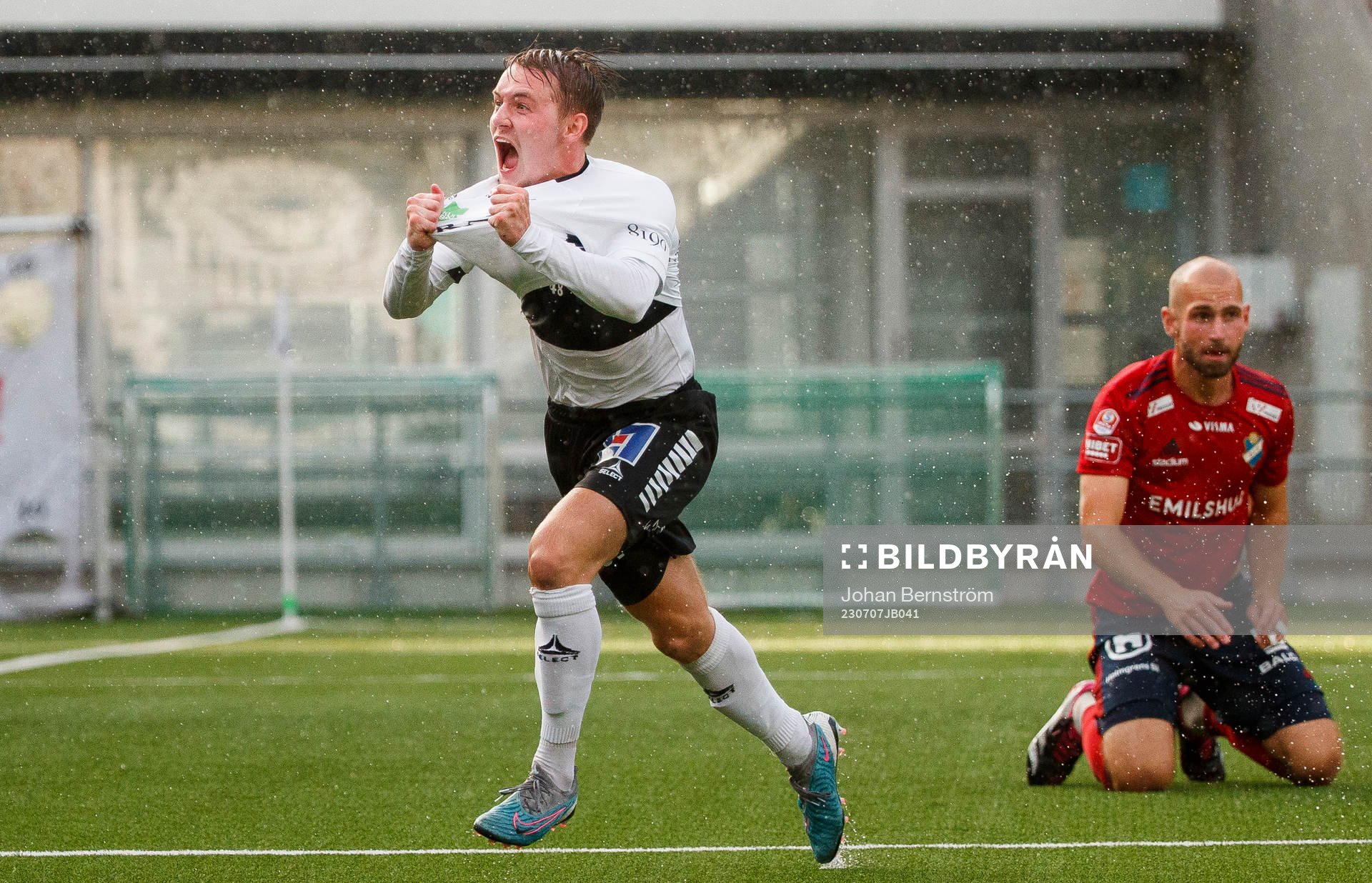 Örebros Noel Milleskog jublar vid 1-1 och Östers