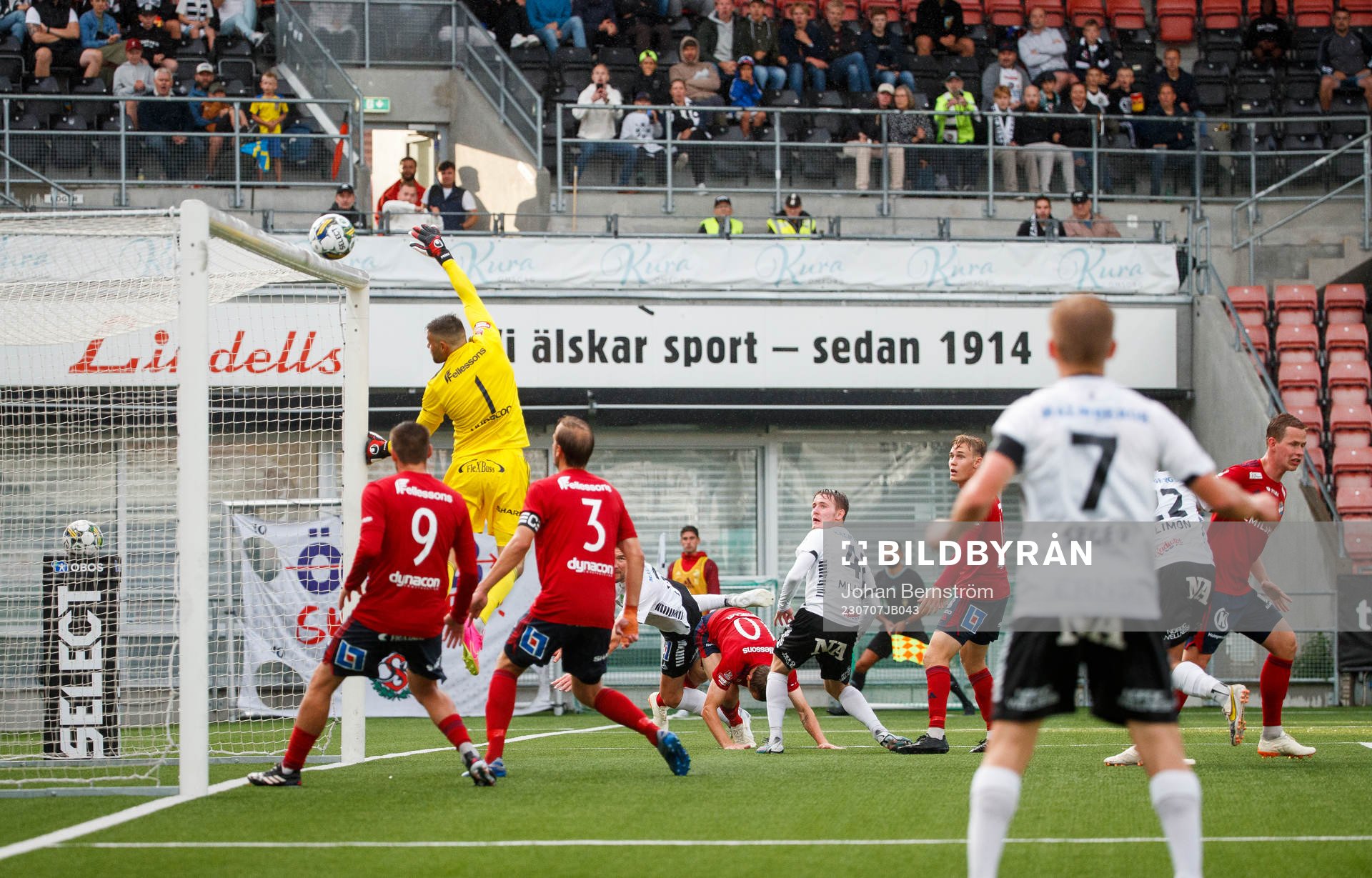 Skott i ribban bakom Östers målvakt Miloje Prekovic
