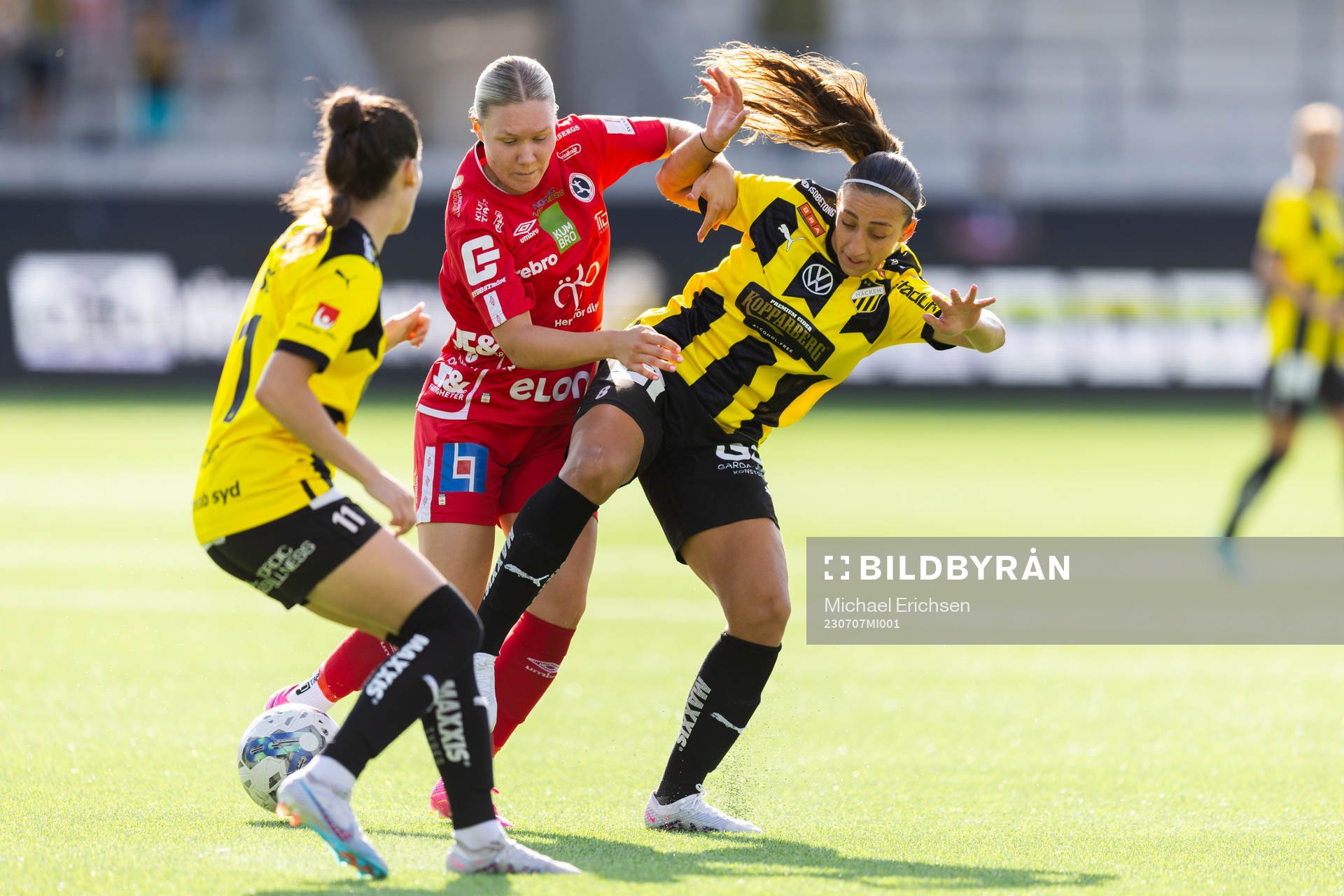 Örebros Emma Peuhkurinen och Häckens Rusul Rosa Kafaji under fotbollsmatchen i Damallsvenskan mellan Häcken och Örebro den 7 juli 2023 i Göteborg.