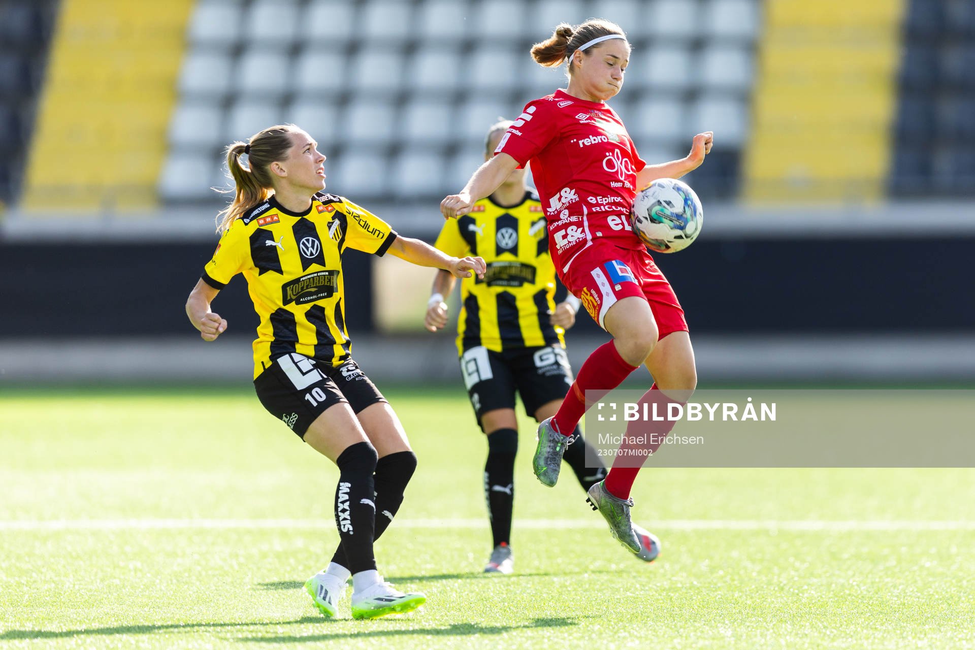 Häckens Elin Rubensson och Örebros Heidi Kollanen