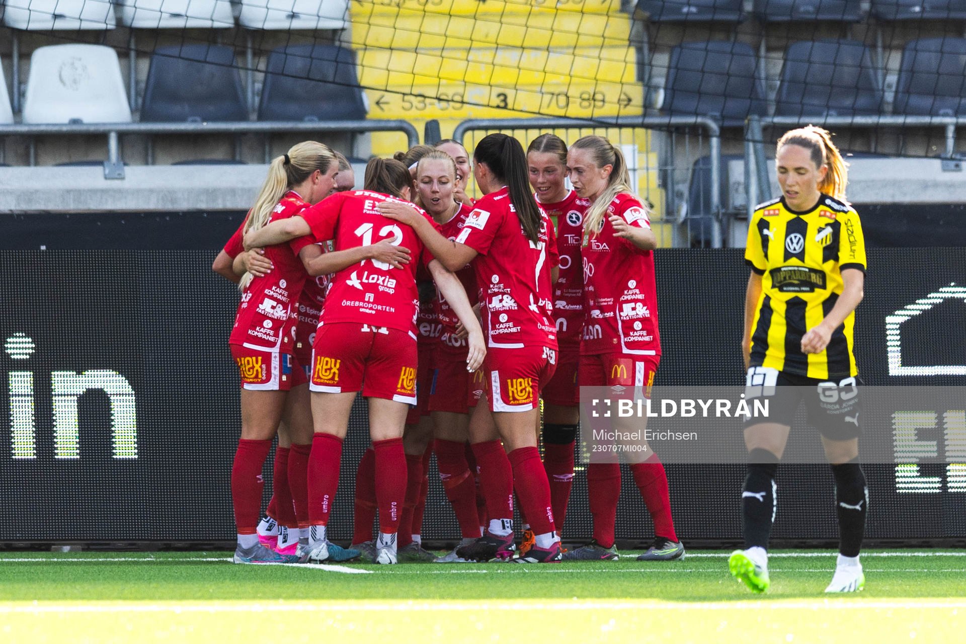 Örebros Heidi Kollanen jublar med lagkamrater