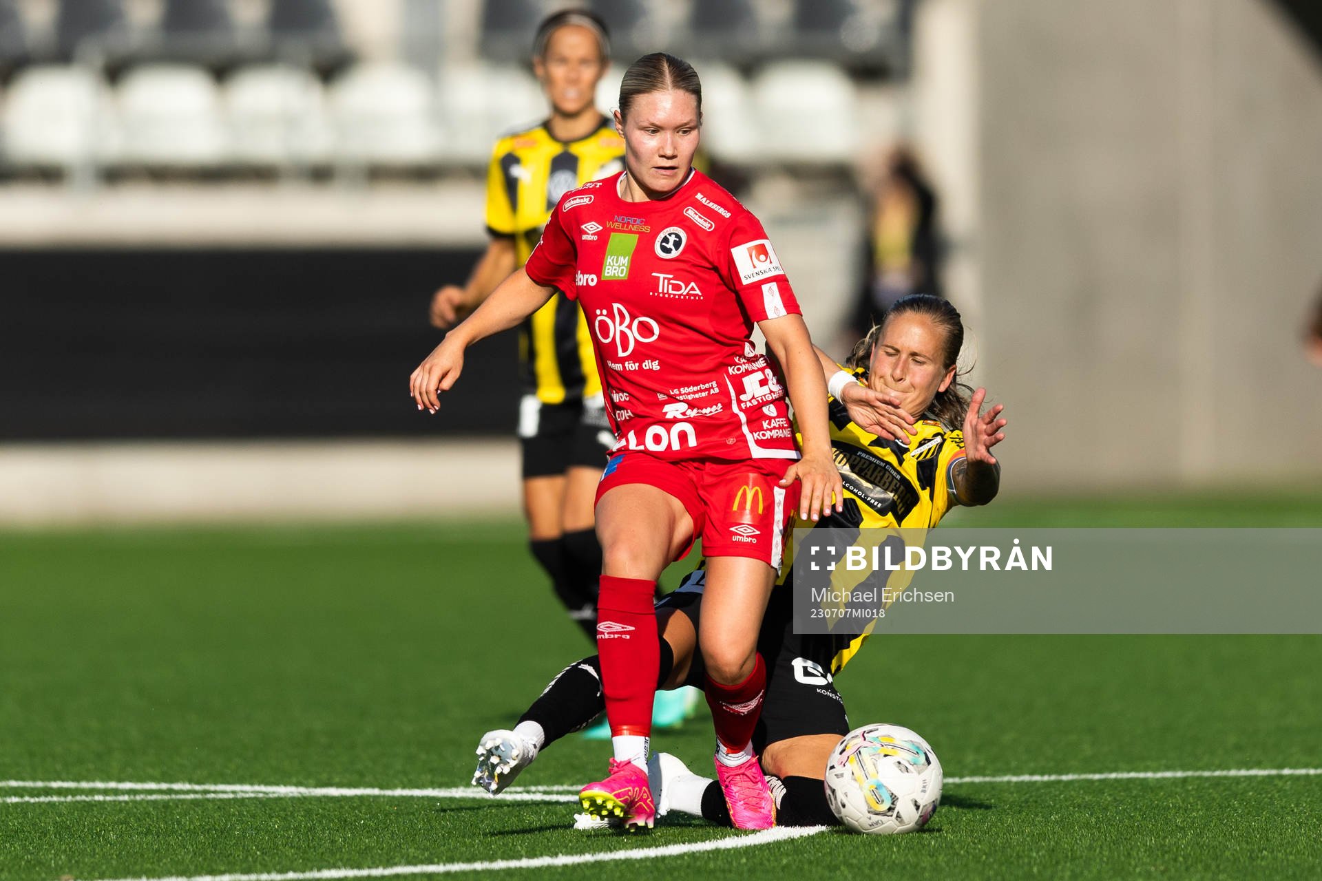 Örebros Emma Peuhkurinen Häckens Filippa Curmark under fotbollsmatchen i Damallsvenskan mellan Häcken och Örebro den 7 juli 2023 i Göteborg.