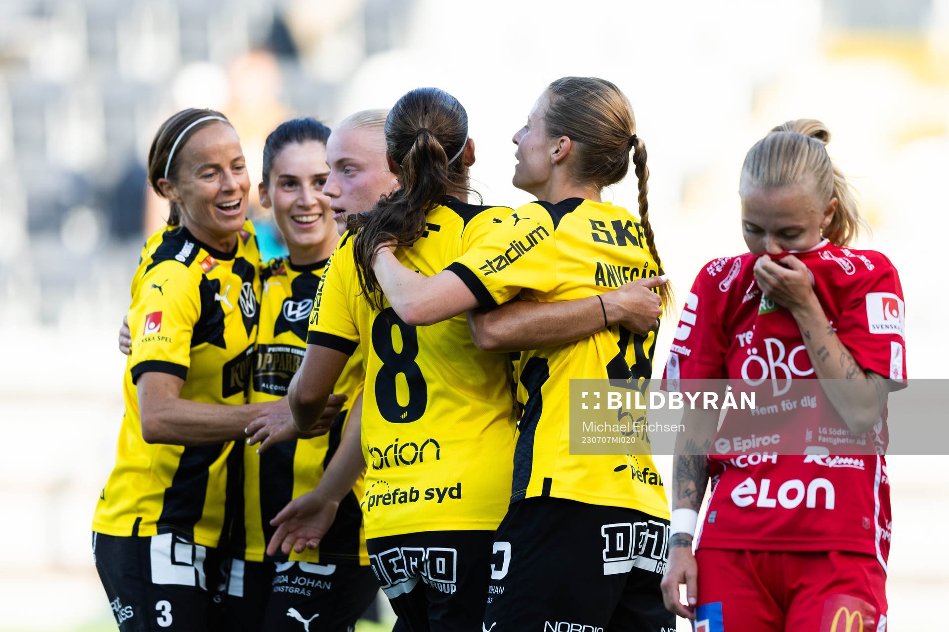 Häckens Anna Anvegård jublar med lagkamrater