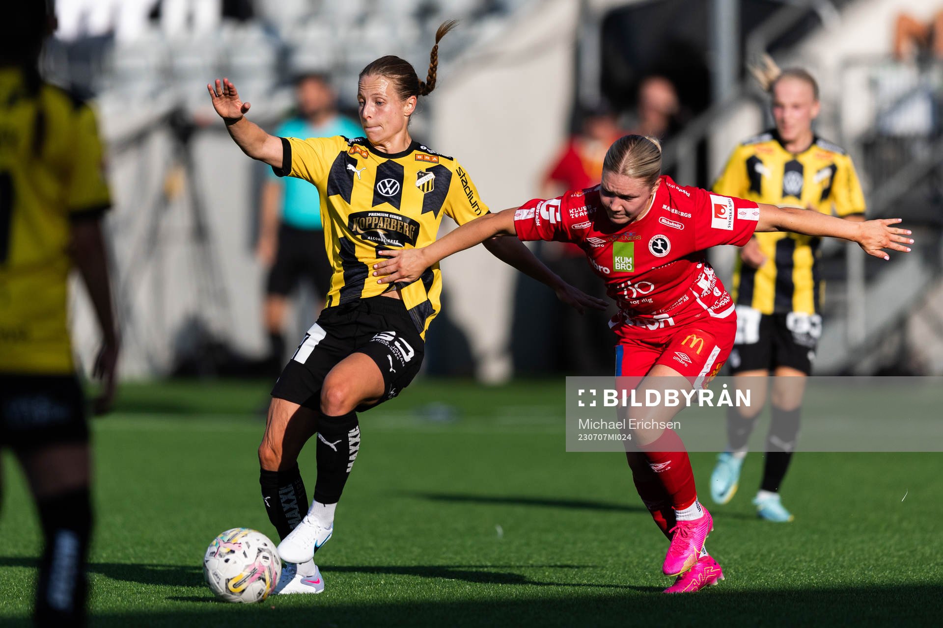Häckens Anna Anvegård och Örebros Emma Peuhkurinen under fotbollsmatchen i Damallsvenskan mellan Häcken och Örebro den 7 juli 2023 i Göteborg.