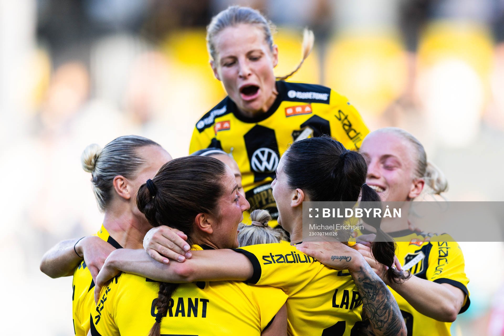 Häckens Clarissa Larisey jublar