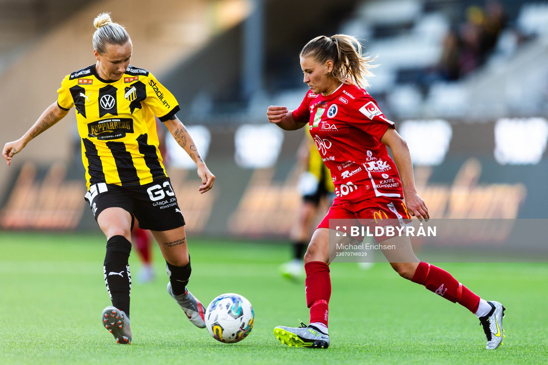 Häckens Marika Bergman Lundin och Örebros Katariina Kosola under fotbollsmatchen i Damallsvenskan mellan Häcken och Örebro den 7 juli 2023 i Göteborg.