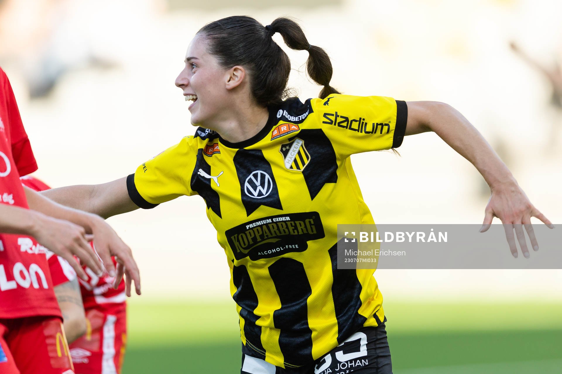 Häckens Clarissa Larisey jublar