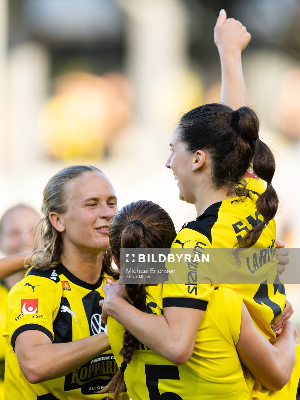 Häckens Clarissa Larisey jublar med lagkamrater