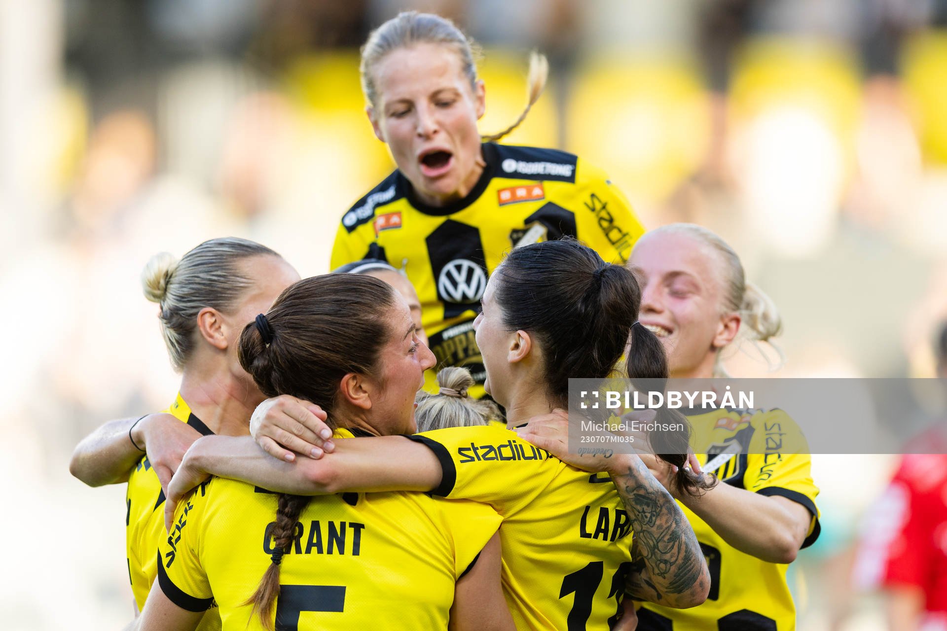 Häckens Clarissa Larisey jublar med lagkamrater
