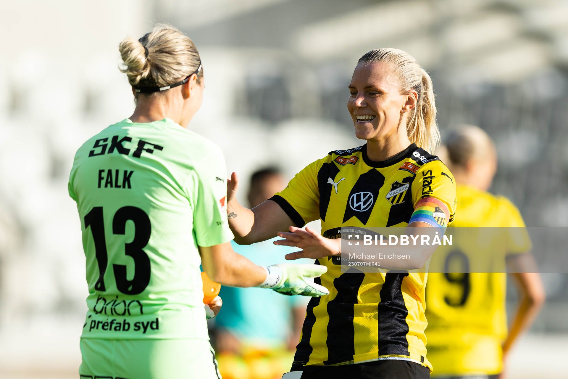 Häckens målvakt Jennifer Falk och Josefine Rybrink jublar