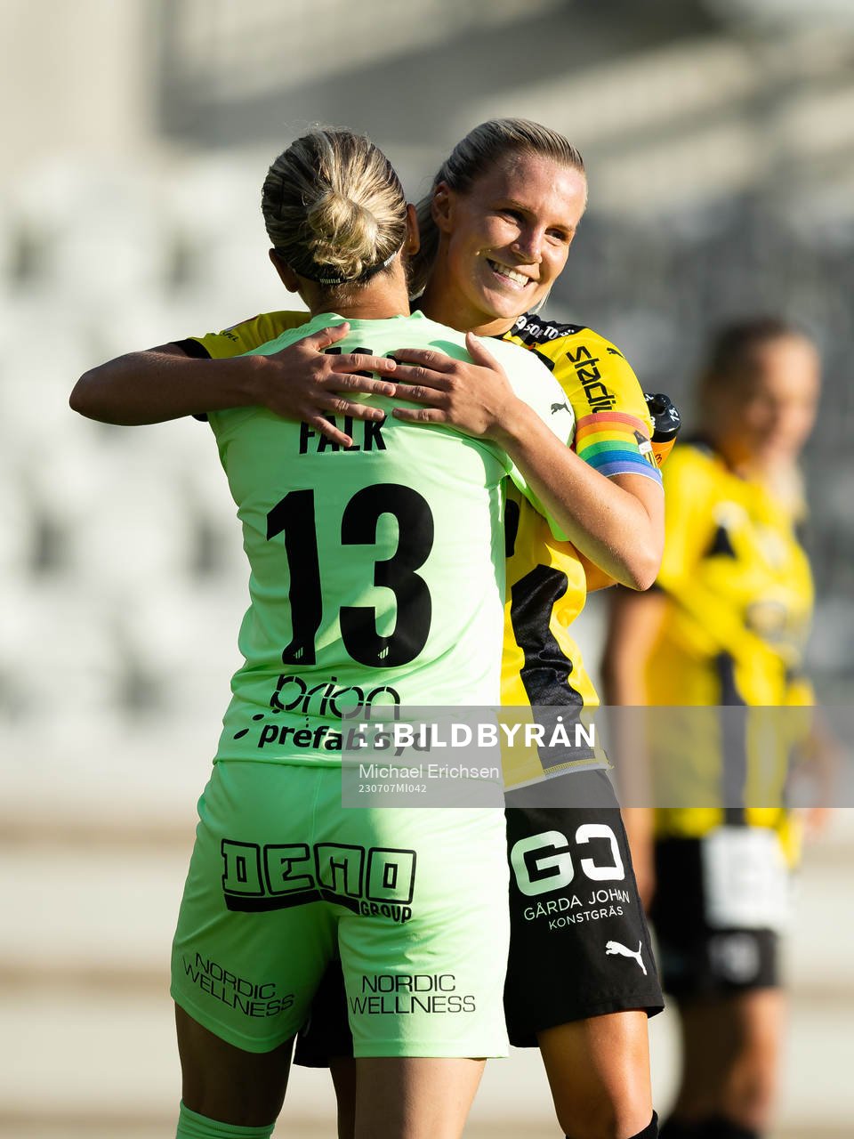 Häckens målvakt Jennifer Falk och Josefine Rybrink jublar efter fotbollsmatchen i Damallsvenskan mellan Häcken och Örebro den 7 juli 2023 i Göteborg.