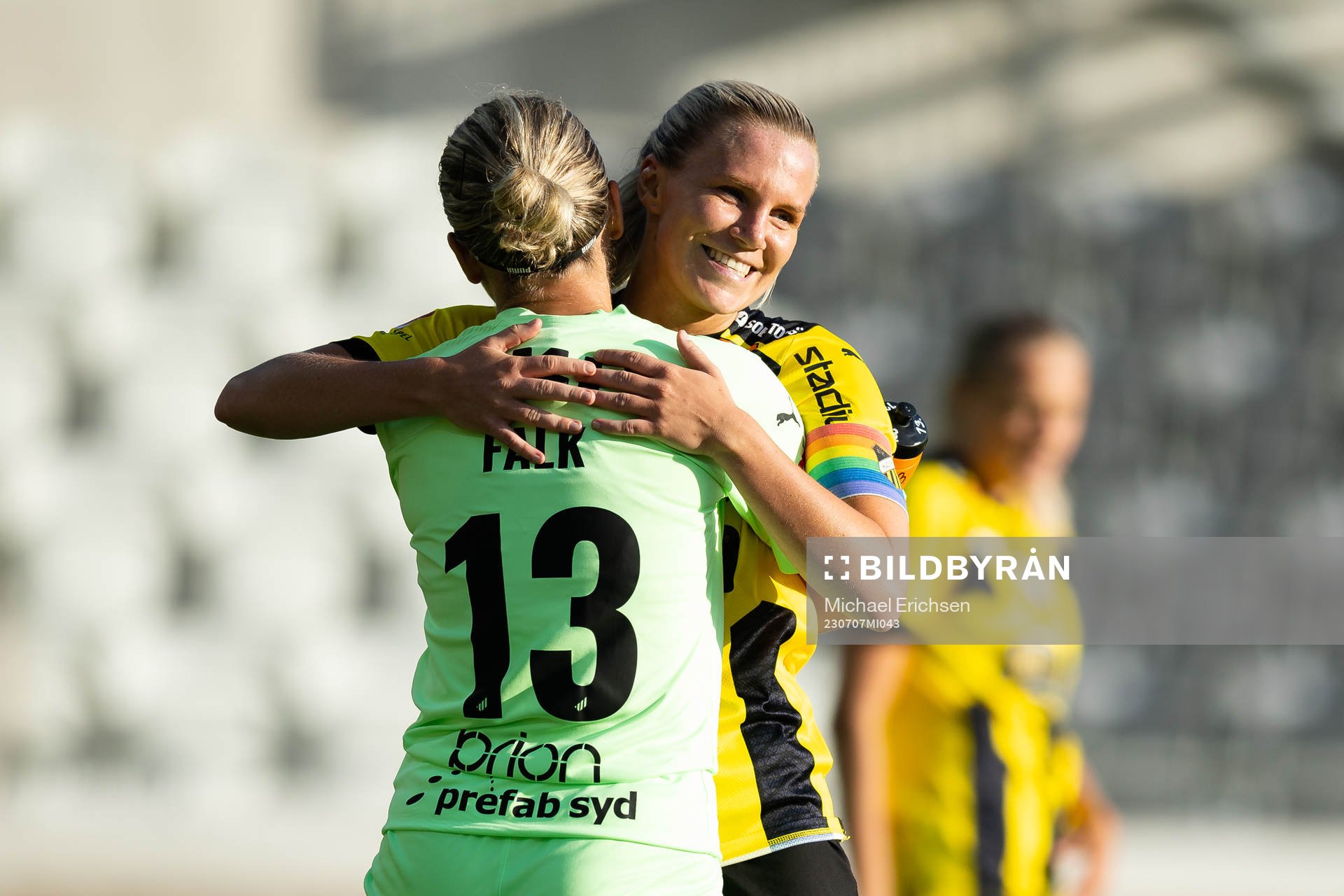 Häckens målvakt Jennifer Falk och Josefine Rybrink jublar efter fotbollsmatchen i Damallsvenskan mellan Häcken och Örebro den 7 juli 2023 i Göteborg.