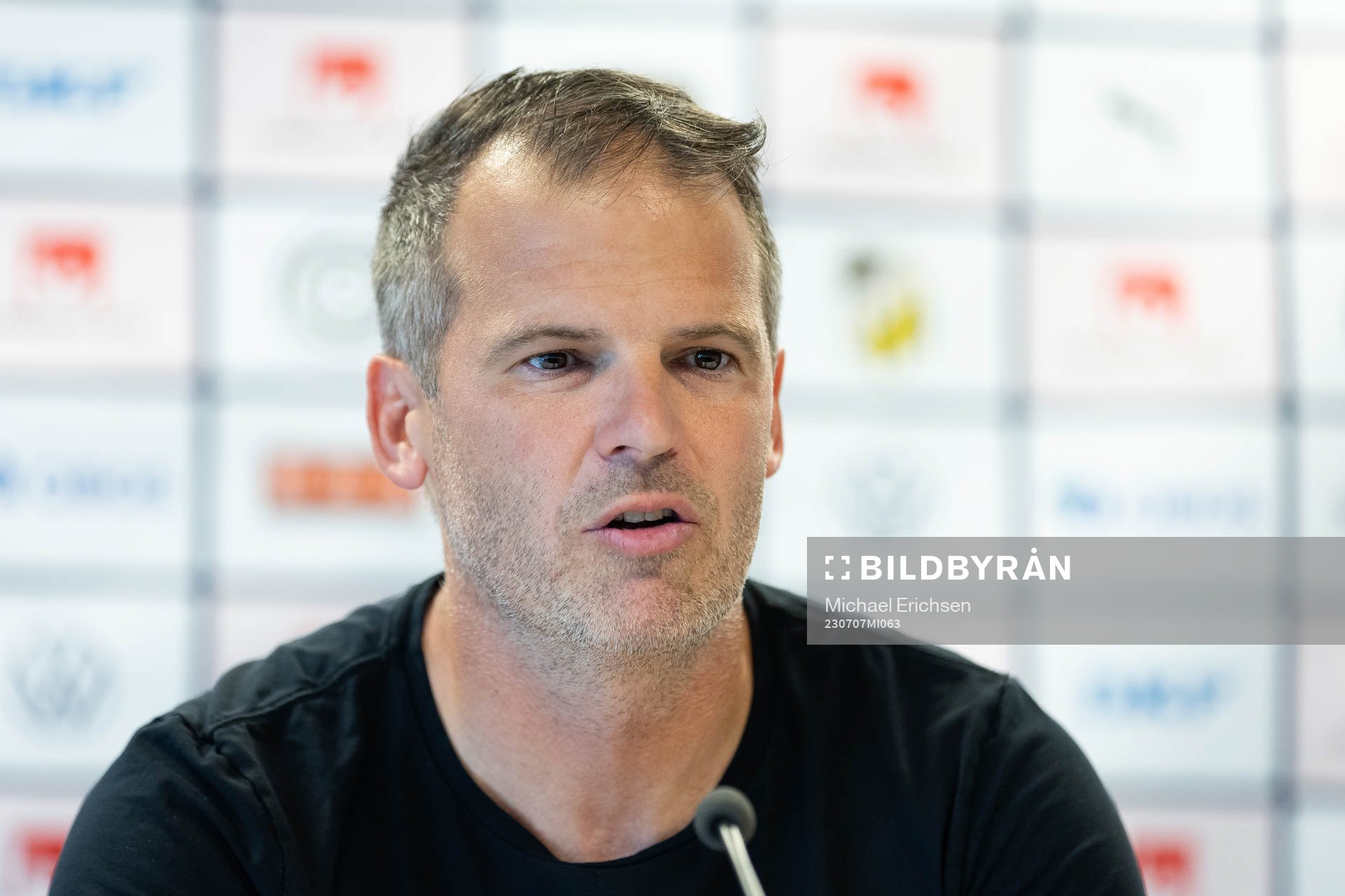 Häckens tränare Robert Vilahamn på presskonferensen