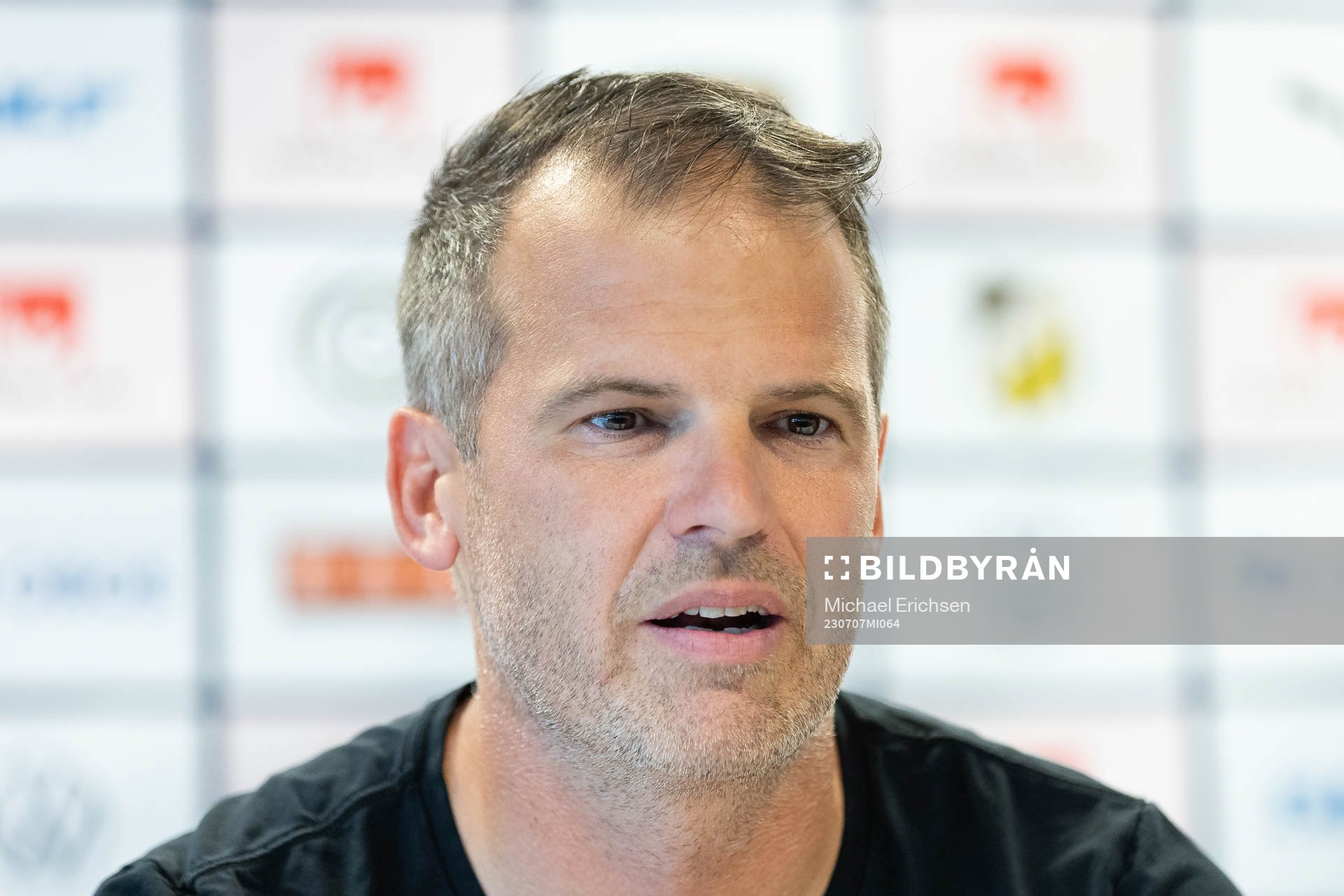 Häckens tränare Robert Vilahamn på presskonferensen