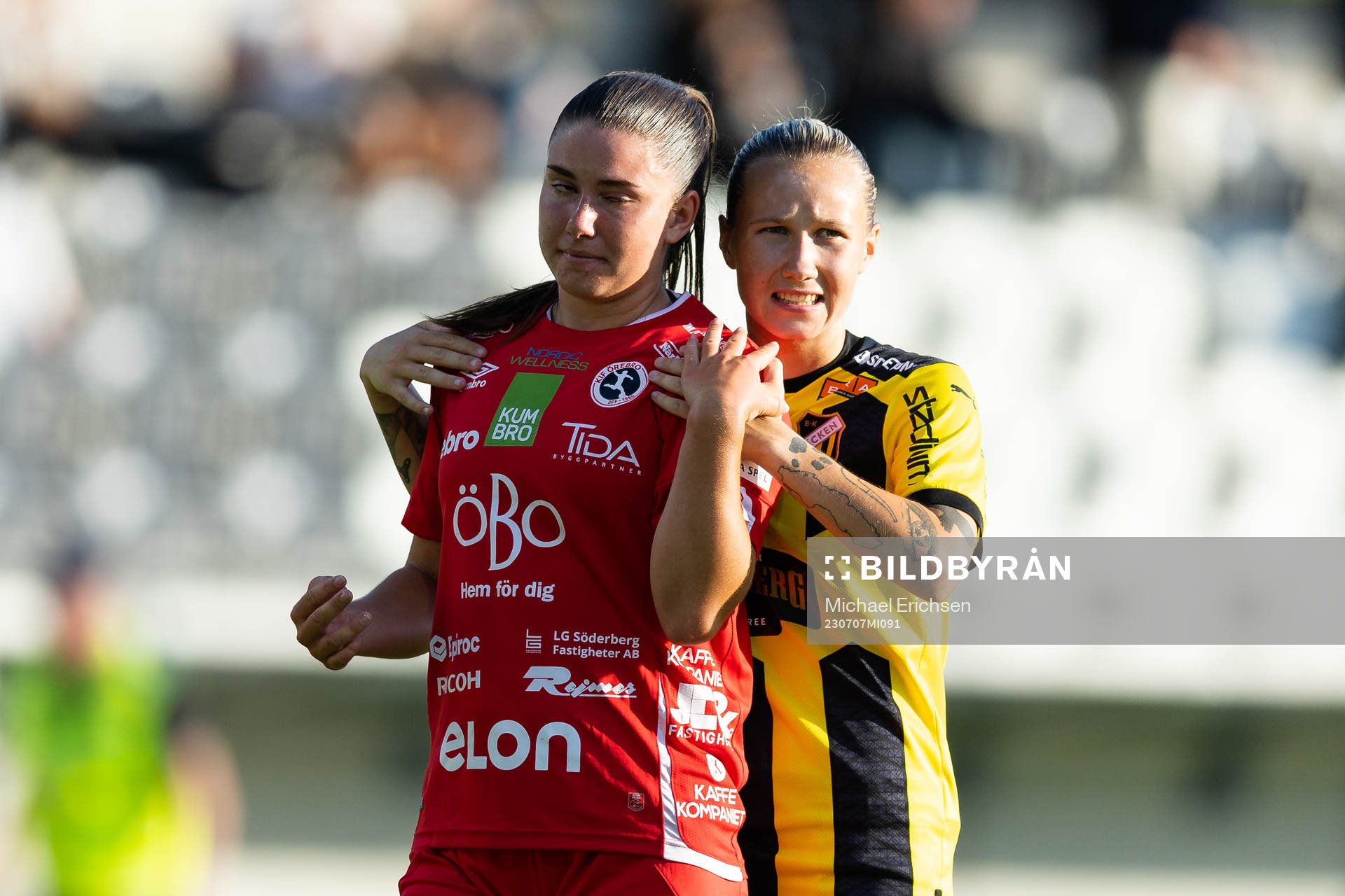 Örebros Maja Bodin deppar och klappas om av Häckens