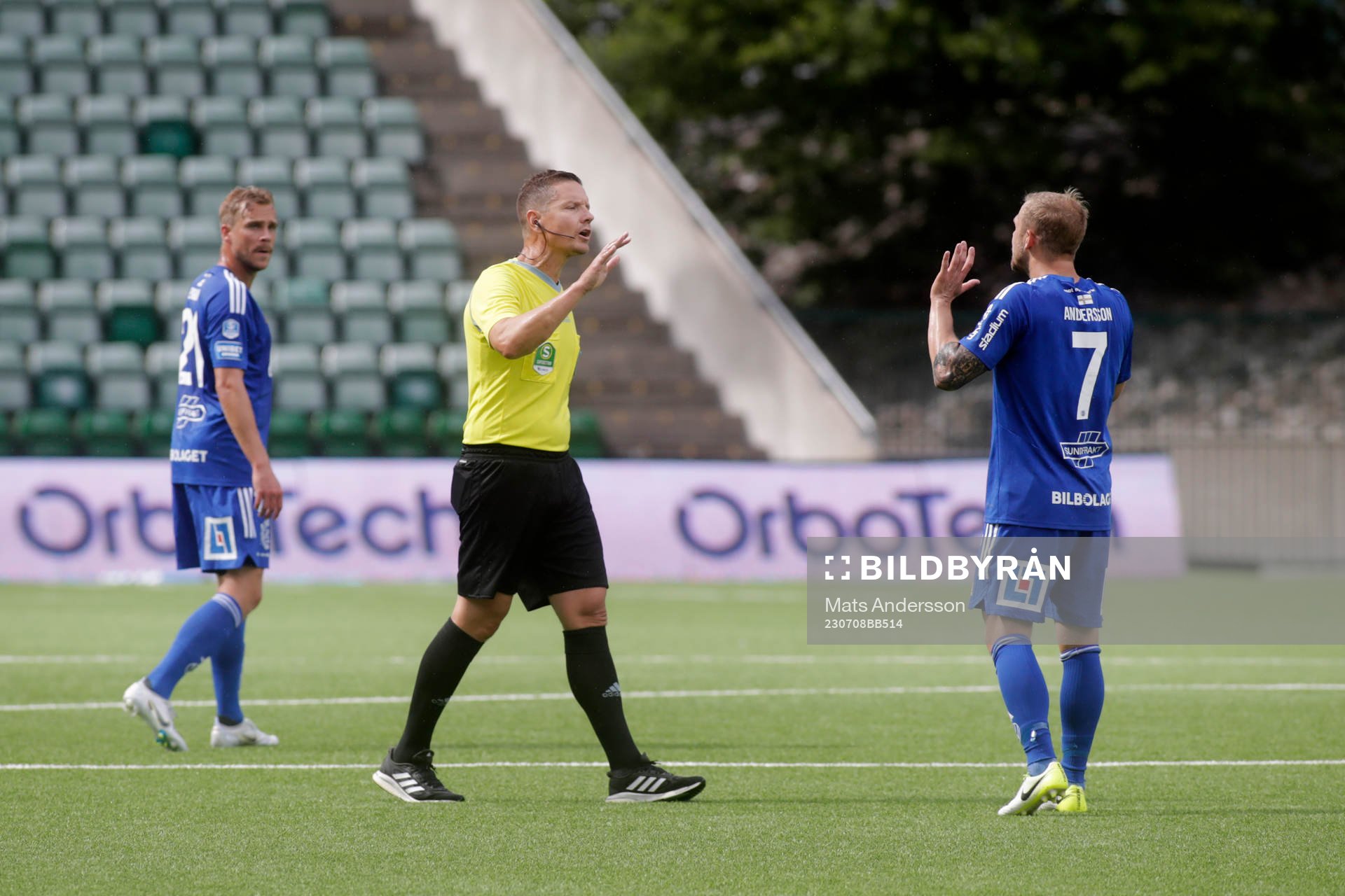 Domare Martin Strömbergsson och GIF Sundsvalls Erik Andersson under fotbollsmatchen i Superettan mellan GIF Sundsvall och Västerås SK den 8 juli 2023 i Sundsvall.