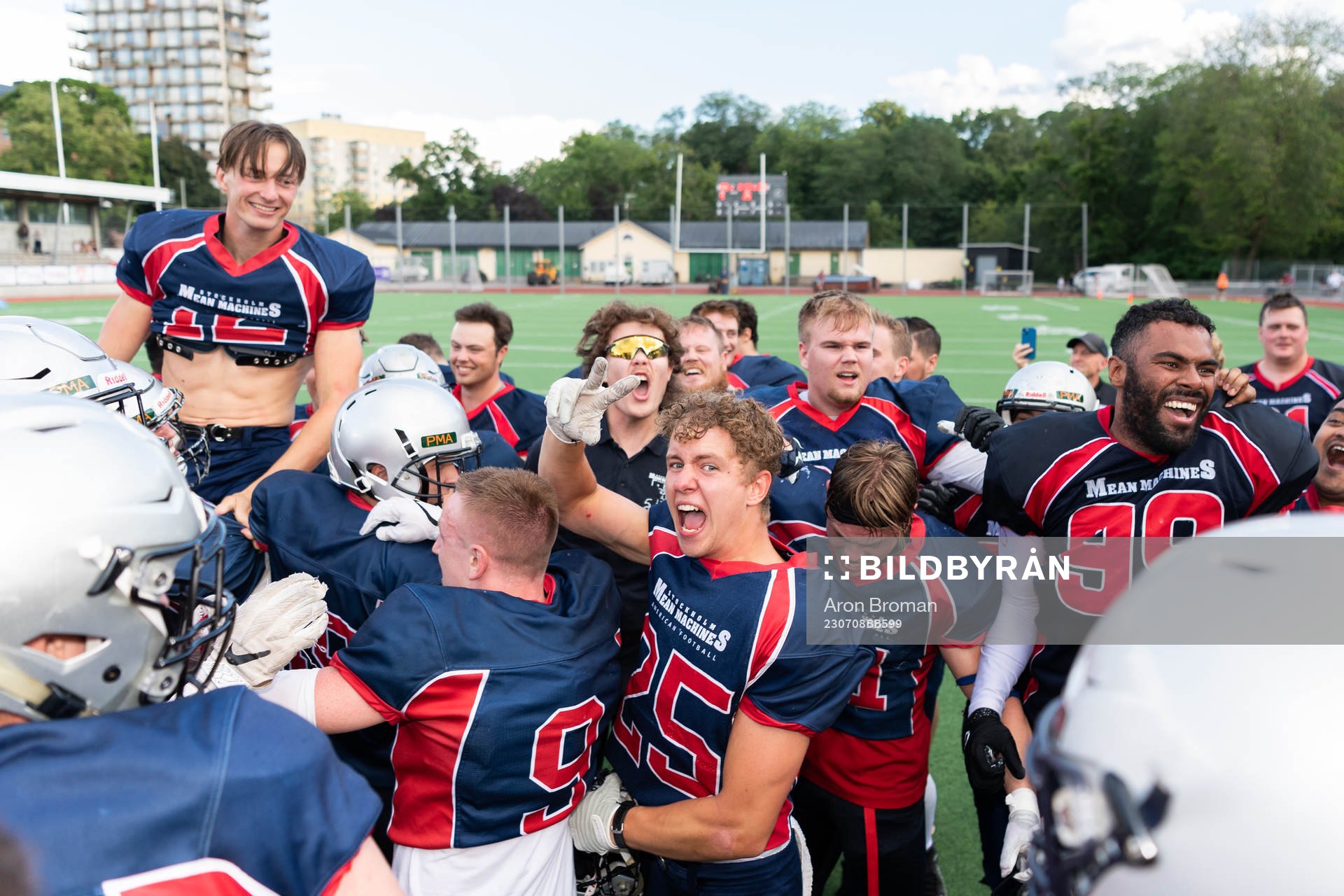 Stockholm Mean Machines jublar efter SM-finalen i Amerikansk Fotboll mellan Stockholm Mean Machines och Tyresö Royal Crowns den 8 juli 2023 i Stockholm.