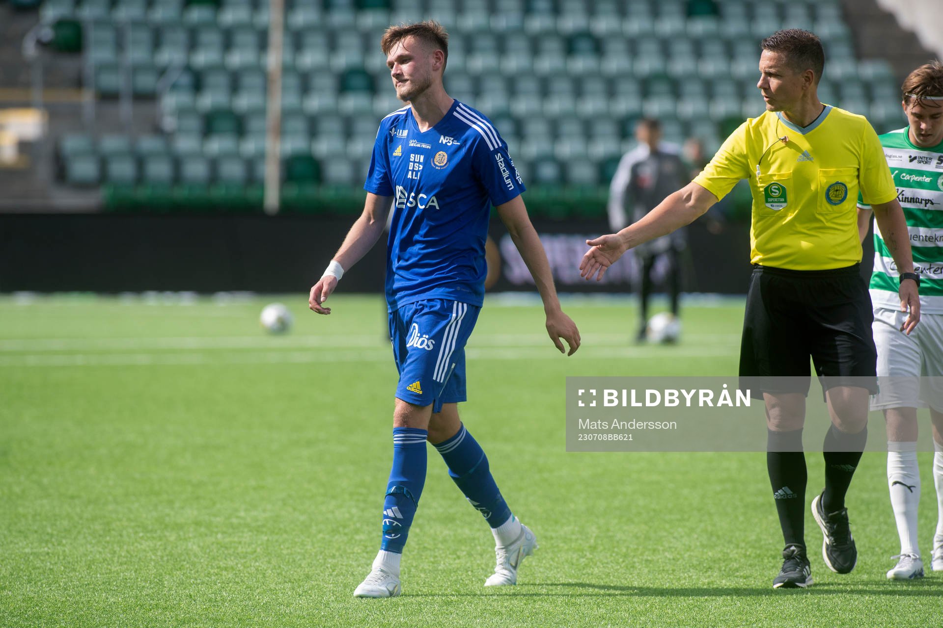 GIF Sundsvalls Ludvig Svanberg och domare Martin