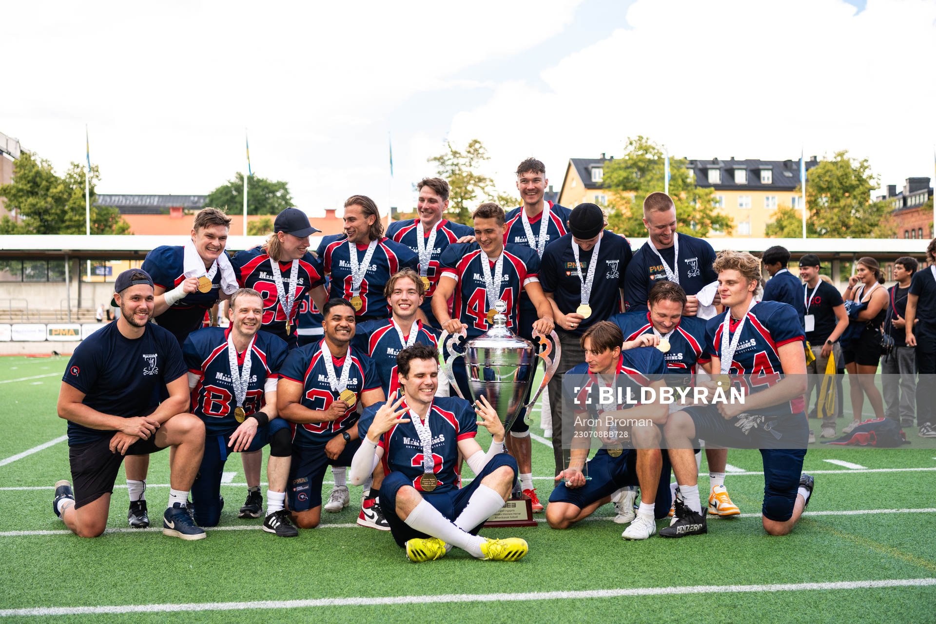 Stockholm Mean Machines spelare jublar efter SM-finalen i Amerikansk Fotboll mellan Stockholm Mean Machines och Tyresö Royal Crowns den 8 juli 2023 i Stockholm.