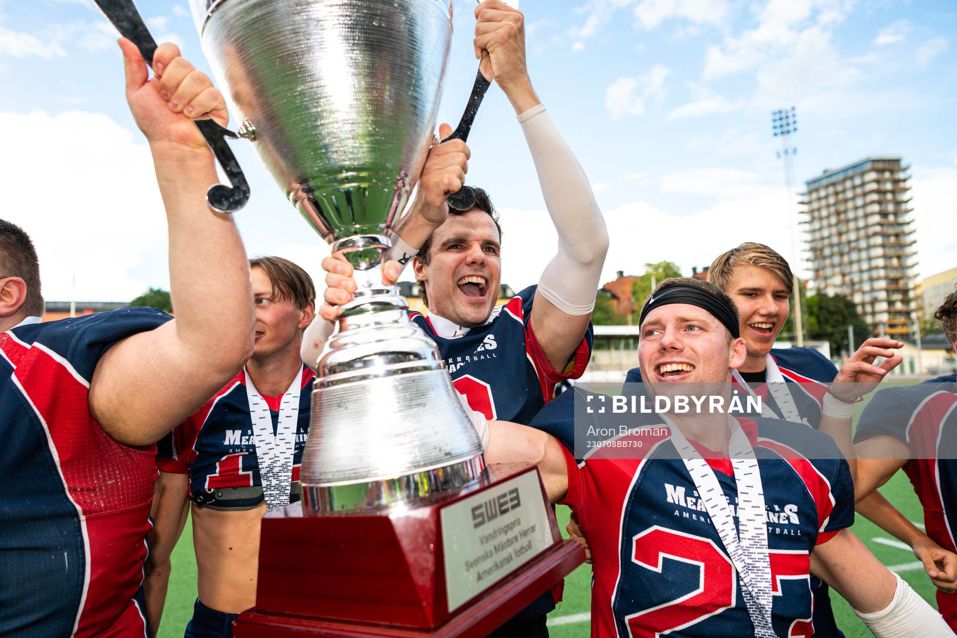 Stockholm Mean Machines Robin Gavelin Miranda och Carl Henriksson jublar efter SM-finalen i Amerikansk Fotboll mellan Stockholm Mean Machines och Tyresö Royal Crowns den 8 juli 2023 i Stockholm.