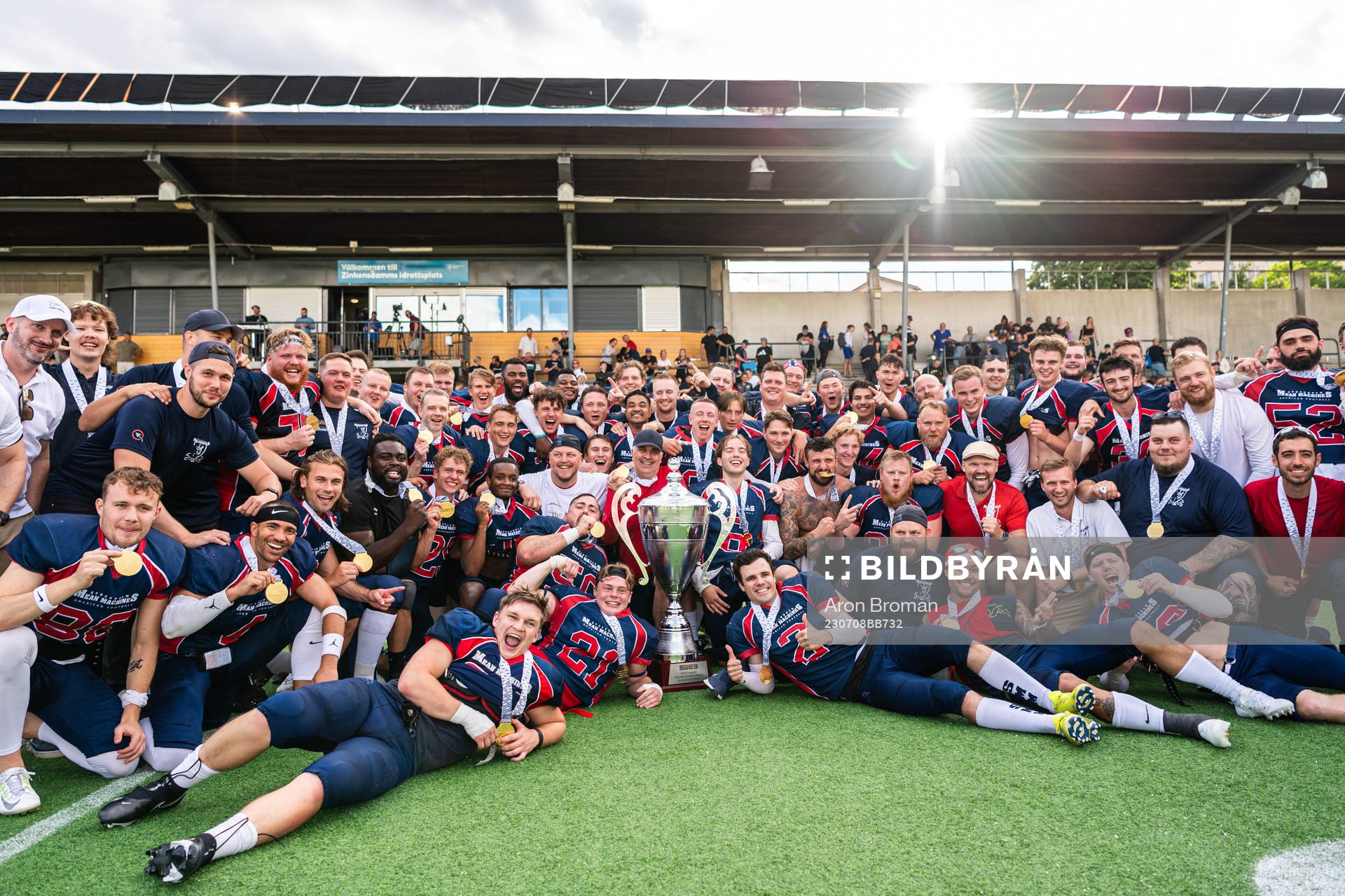 Stockholm Mean Machines spelare jublar efter SM-finalen i Amerikansk Fotboll mellan Stockholm Mean Machines och Tyresö Royal Crowns den 8 juli 2023 i Stockholm.