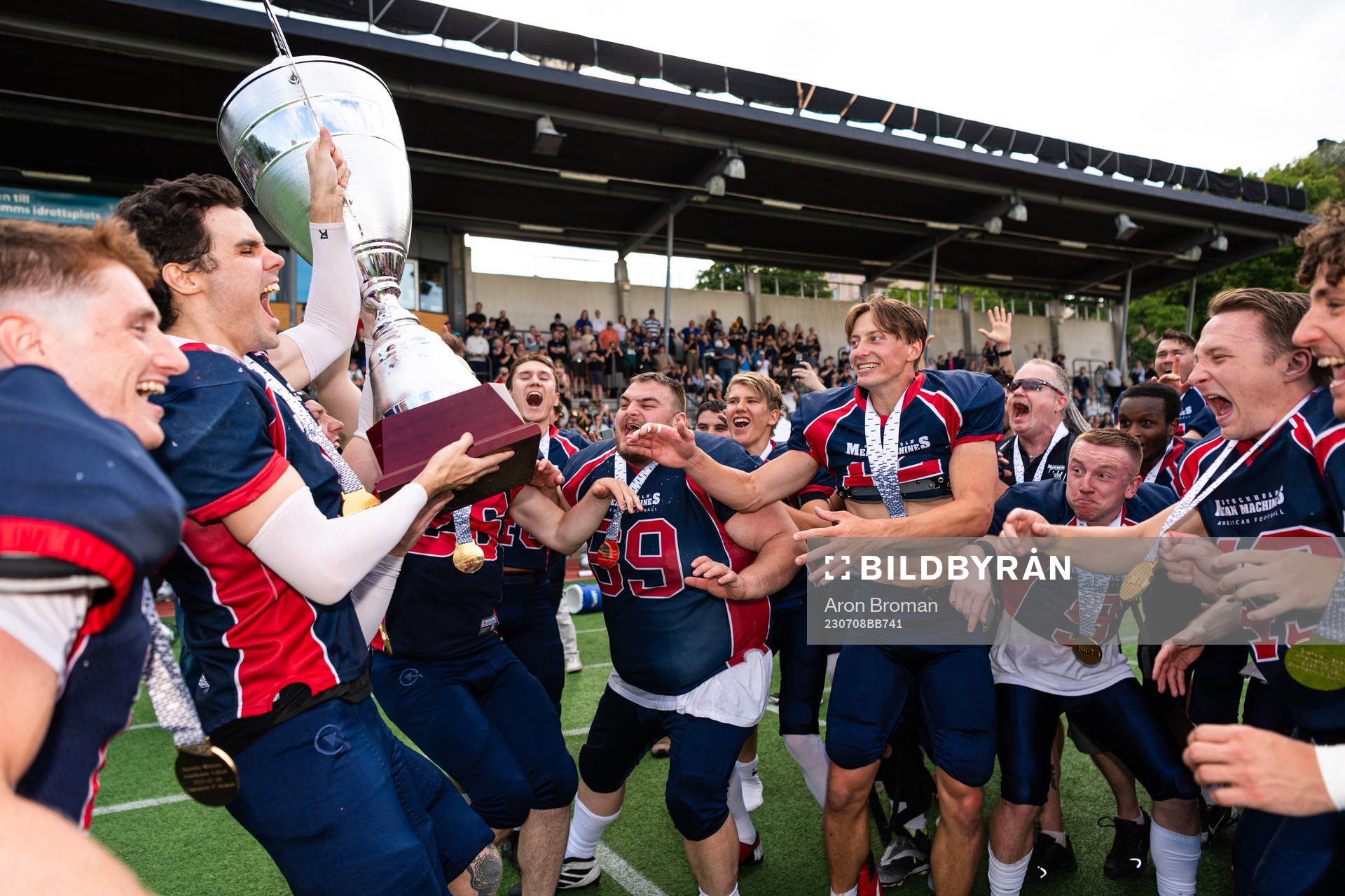 Stockholm Mean Machines spelare jublar