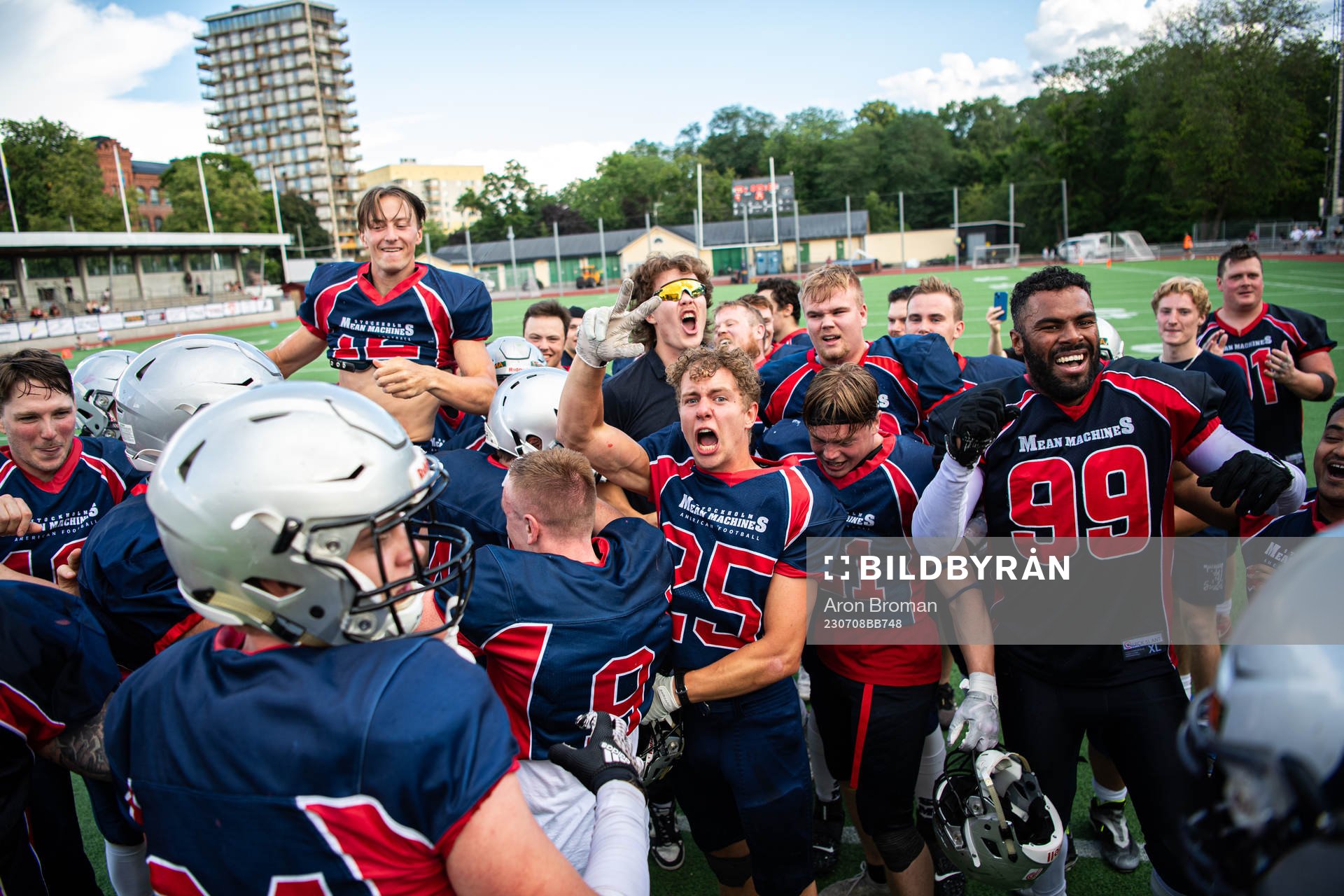 Stockholm Mean Machines spelare jublar