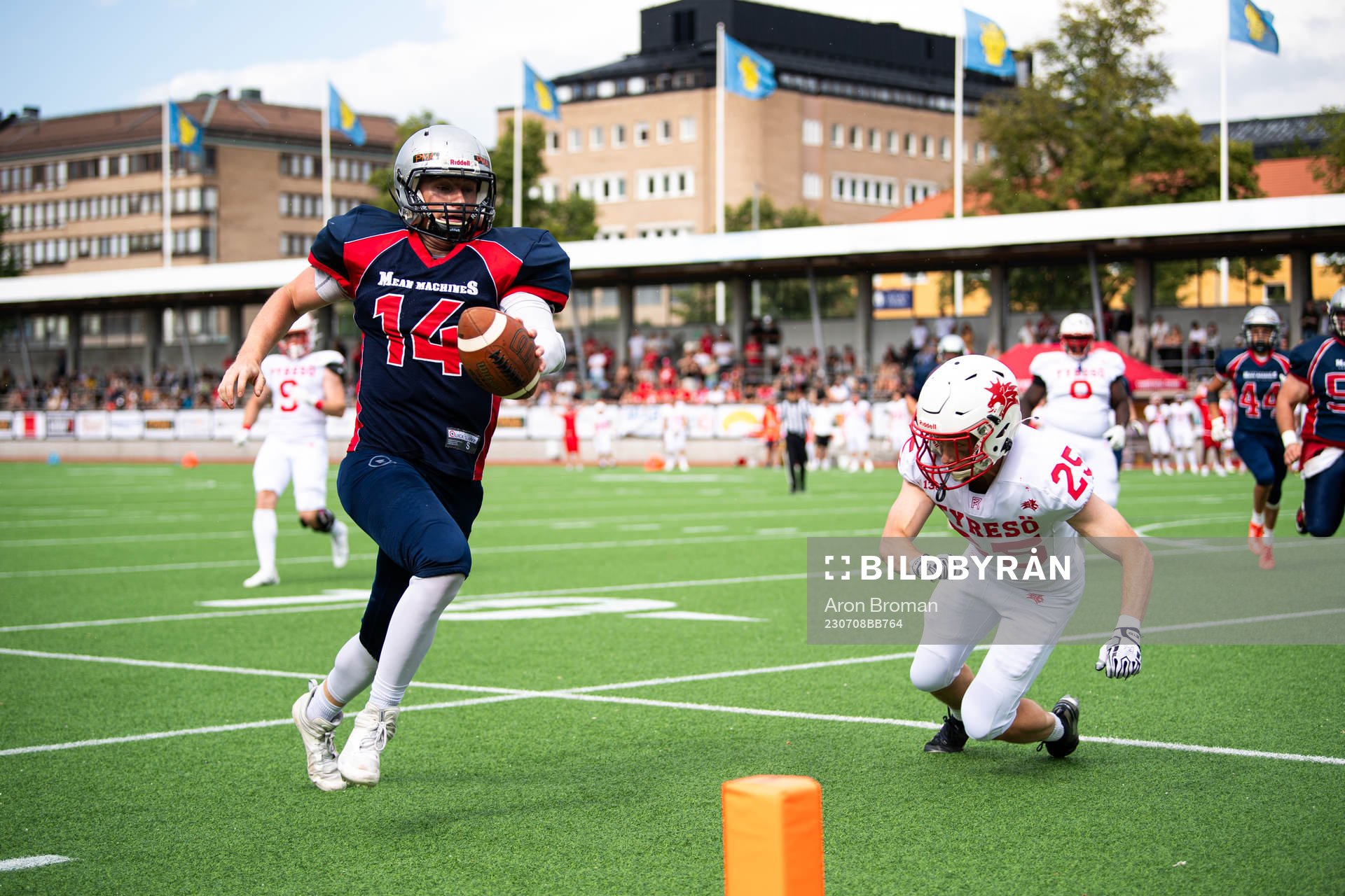 Stockholm Mean Machines Mark Pappas och Tyresö Royal Crowns Victor Carlsson under SM-finalen i Amerikansk Fotboll mellan Stockholm Mean Machines och Tyresö Royal Crowns den 8 juli 2023 i Stockholm.