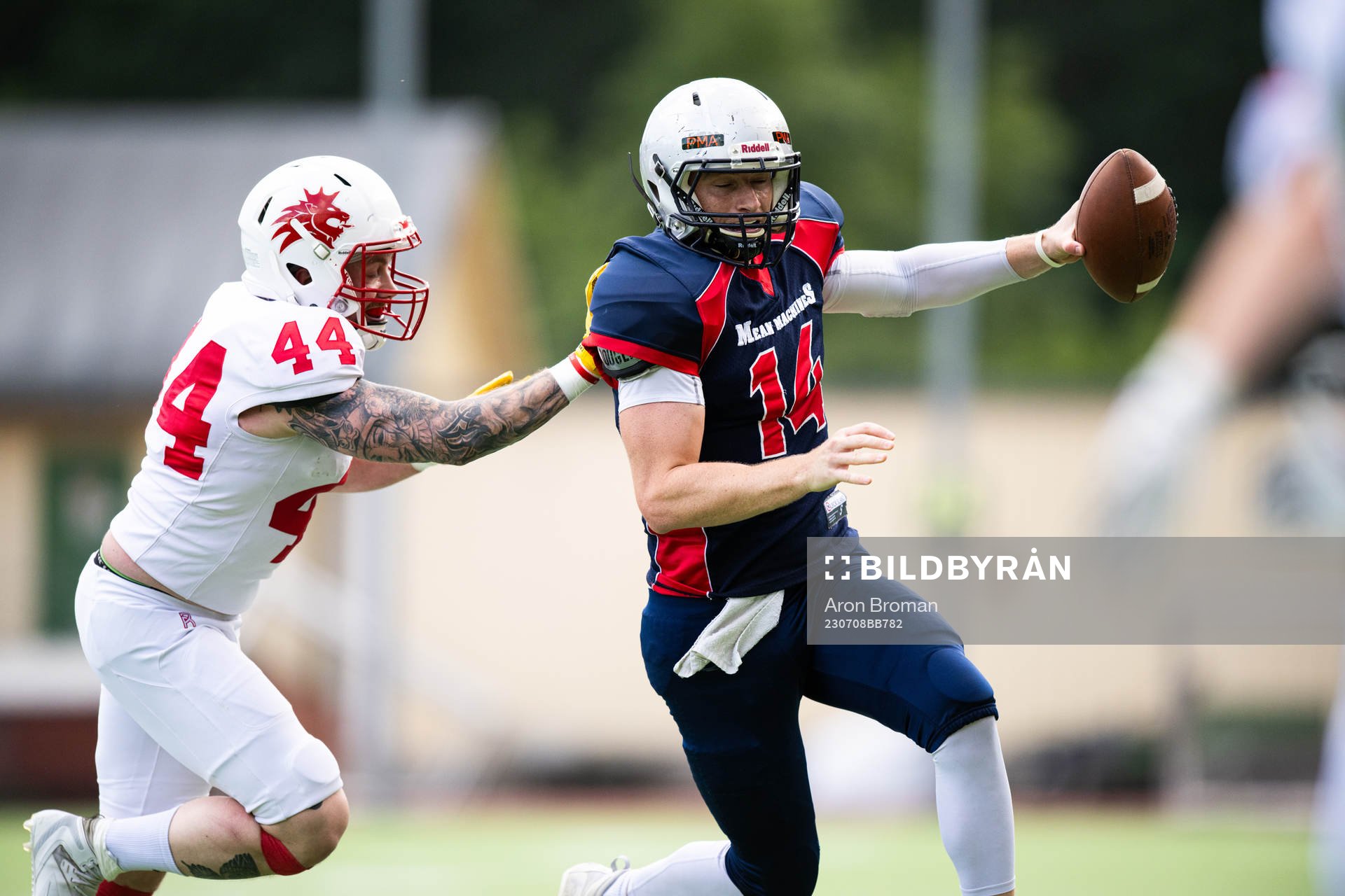 Tyresö Royal Crowns Victor Frank och Stockholm Mean Machines Mark Pappas under SM-finalen i Amerikansk Fotboll mellan Stockholm Mean Machines och Tyresö Royal Crowns den 8 juli 2023 i Stockholm.