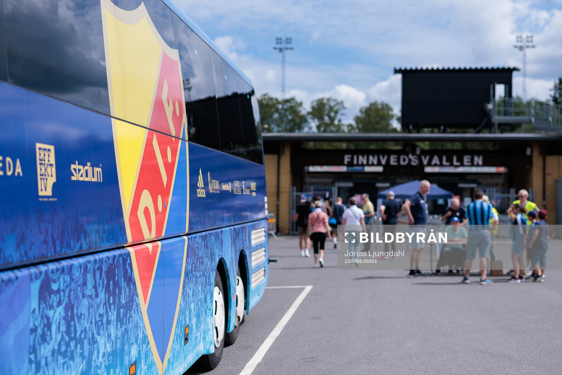Djurgårdens spelarbuss utanför Finnvedsvallen före