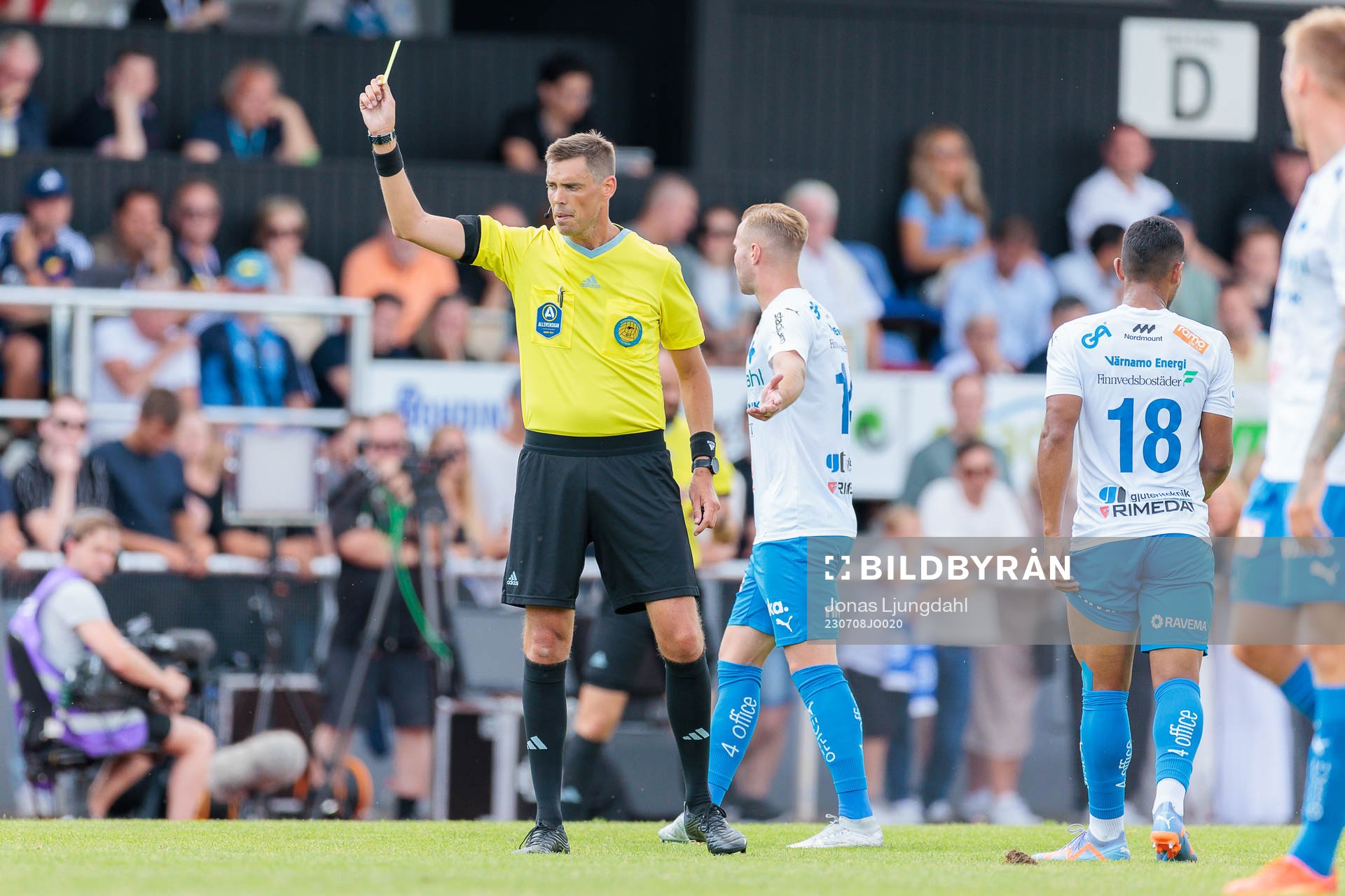 Domare Magnus Lindgren med ett gult kort
