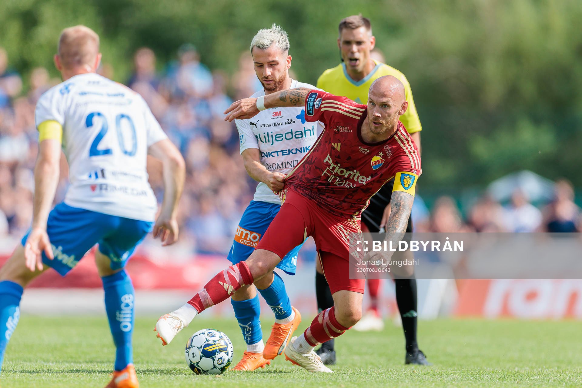 Värnamos Marco Bustos och Djurgårdens Magnus Eriksson