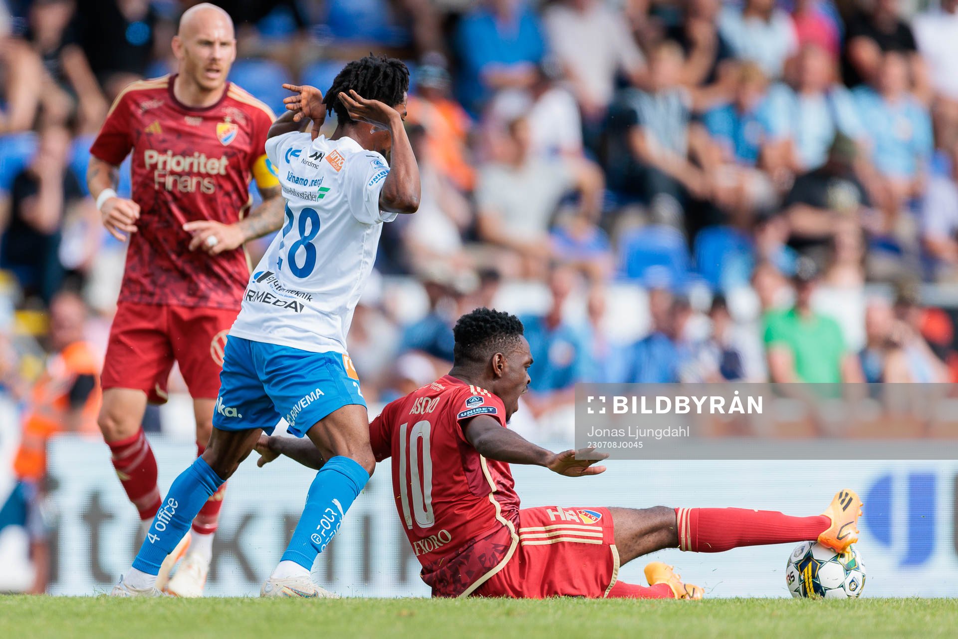 Värnamos Frank Junior Agyei och Djurgårdens Joel Asoro