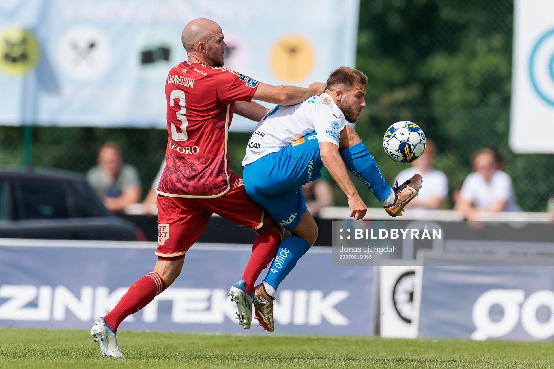 Djurgårdens Marcus Danielson och Värnamos Albion Ademi