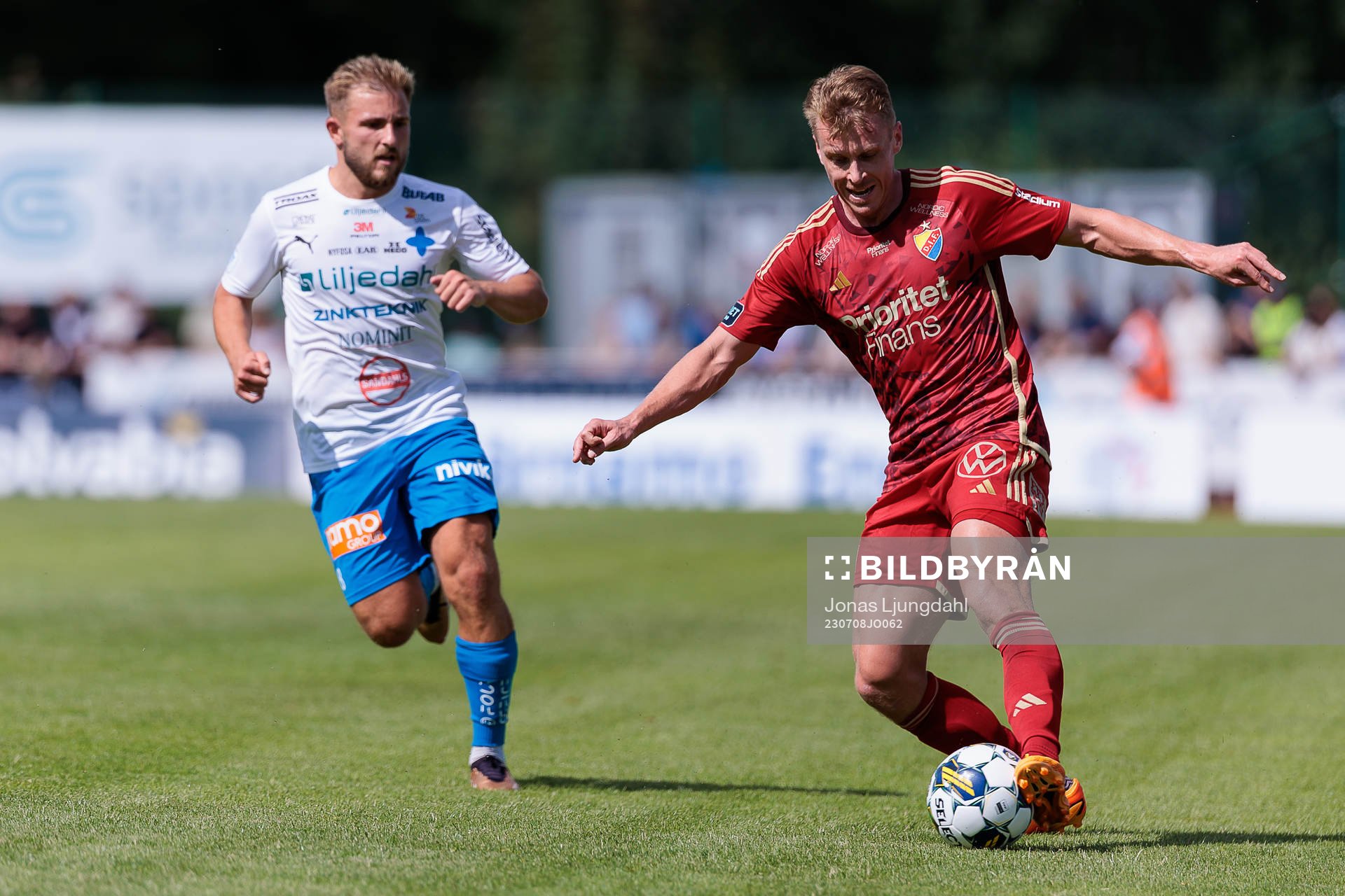 Värnamos Albion Ademi och Djurgårdens Rasmus Schuller under fotbollsmatchen i Allsvenskan mellan Värnamo och Djurgården den 8 juli 2023 i Värnamo.