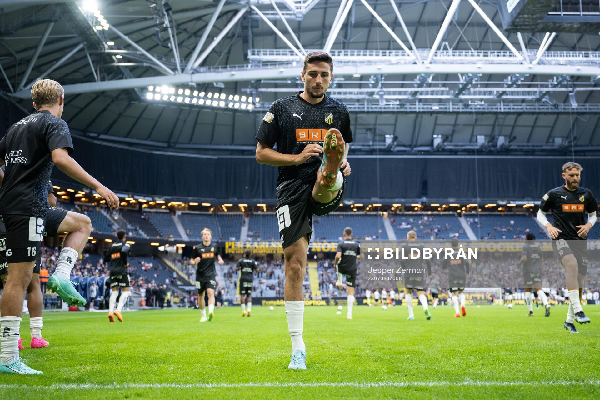 Häckens Filip Trpcevski värmer upp