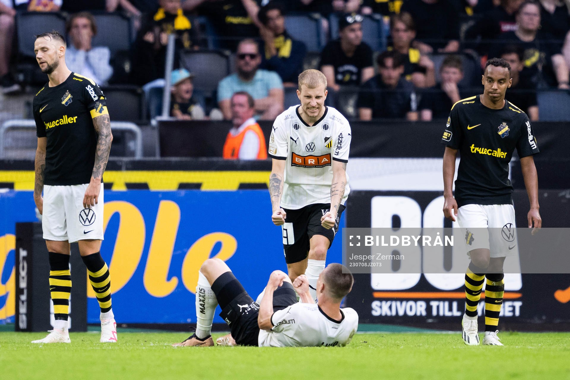 Häckens Simon Gustafson och Kristoffer Lund Hansen jublar efter 1-2 under fotbollsmatchen i Allsvenskan mellan AIK och Häcken den 8 juli 2023 i Stockholm.