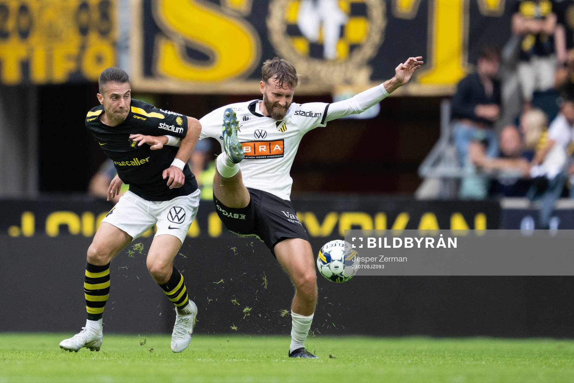 AIKs Dino Besirovic och Häckens Simon Sandberg