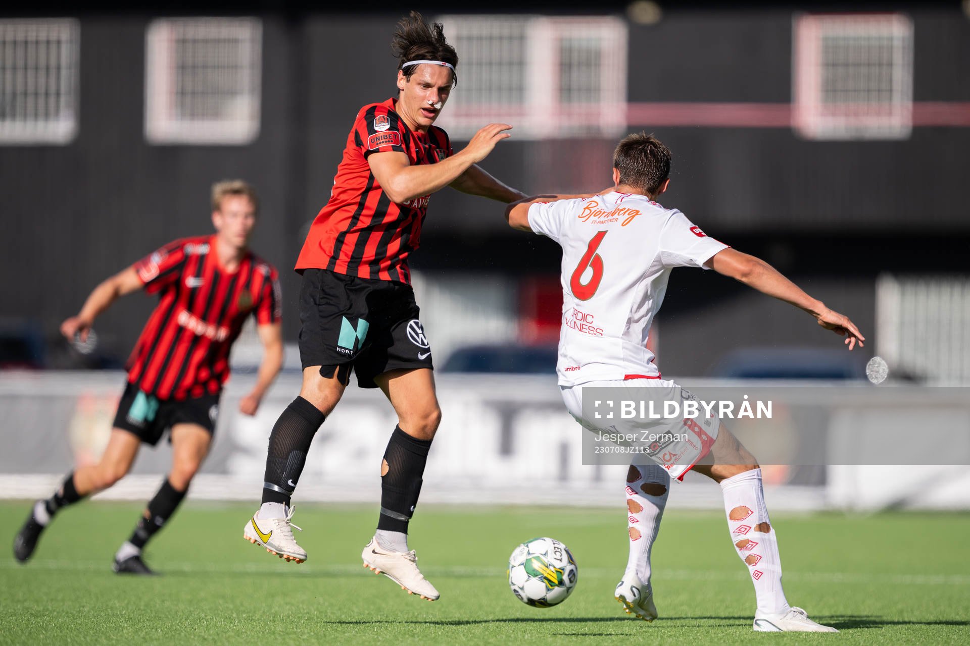 Brommapojkarnas Kevin Ackermann och Degerfors  Oscar Wallin