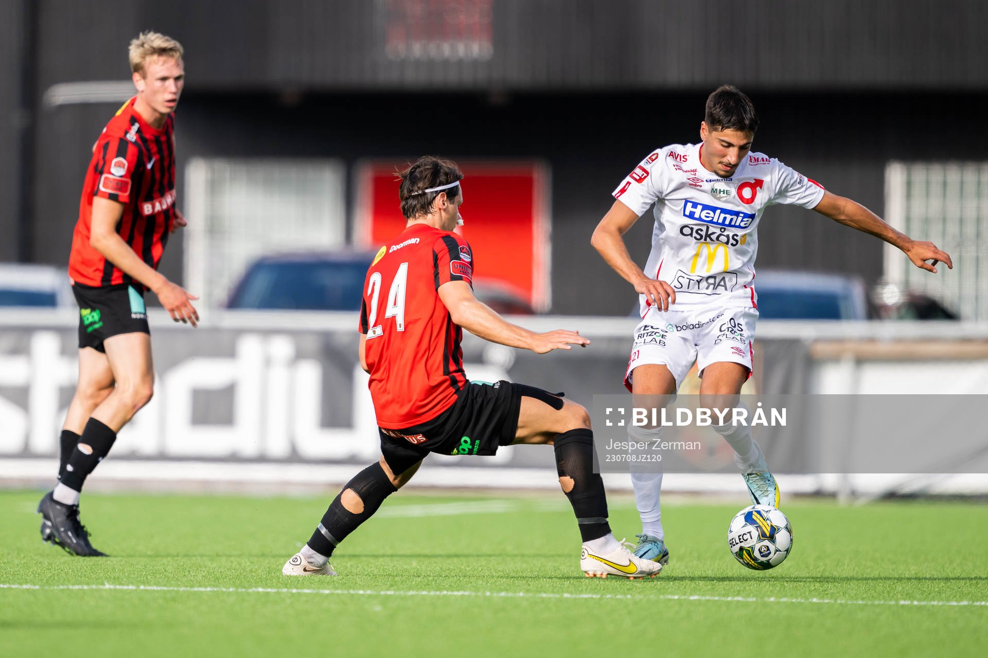 Brommapojkarnas Kevin Ackermann och Degerfors Peter Gwargis