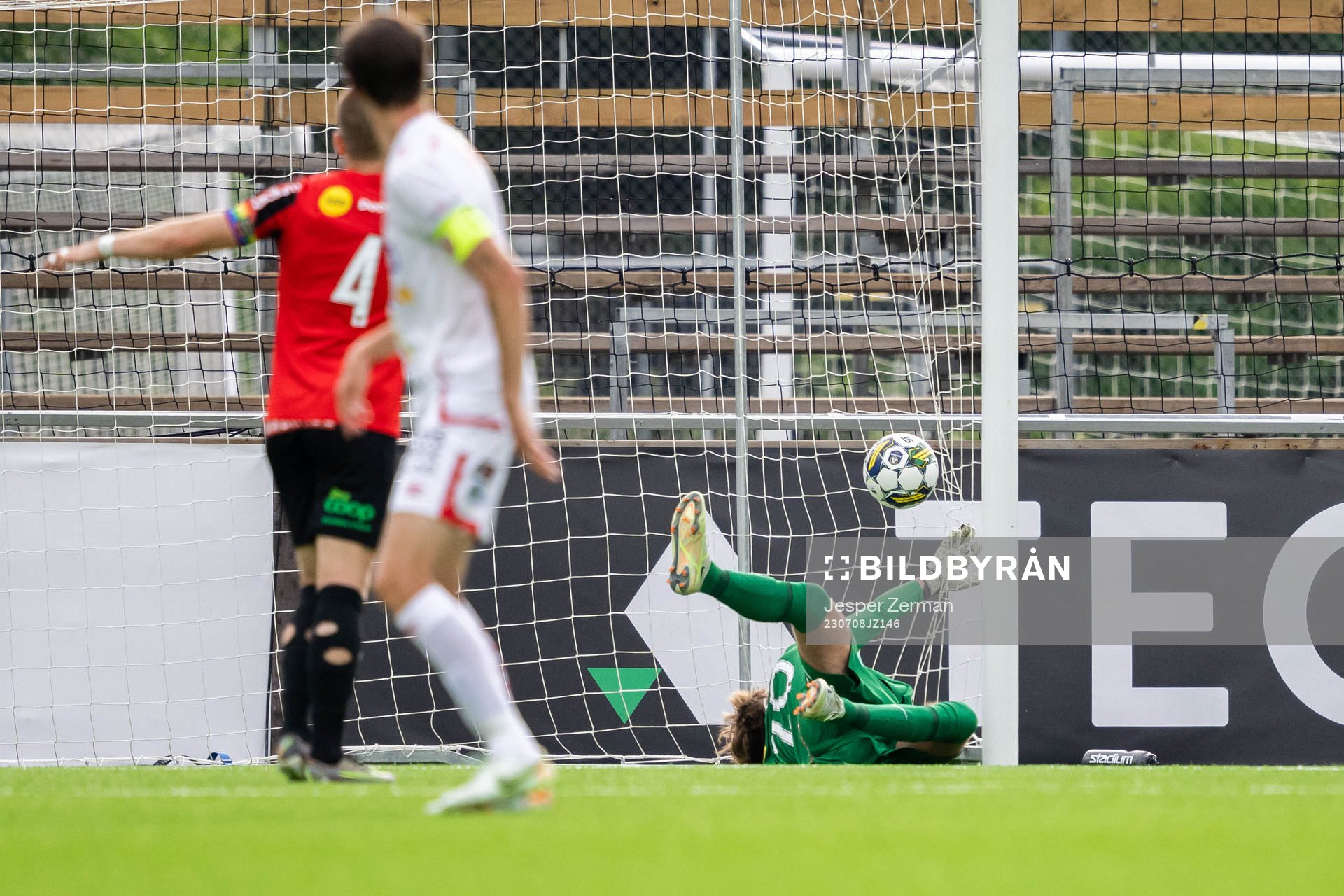 Brommapojkarnas målvakt Filip Sidklev släpper in 1-1 under fotbollsmatchen i Allsvenskan mellan Brommapojkarna och Degerfors den 8 juli 2023 i Stockholm.