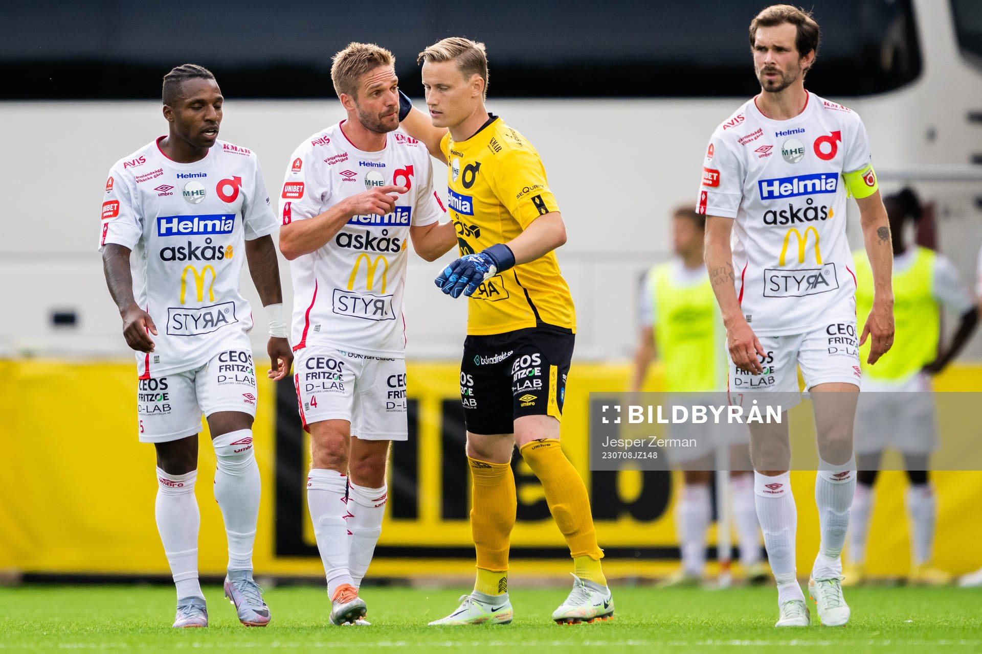 Degerfors Johan Mårtensson jublar med lagkamrater
