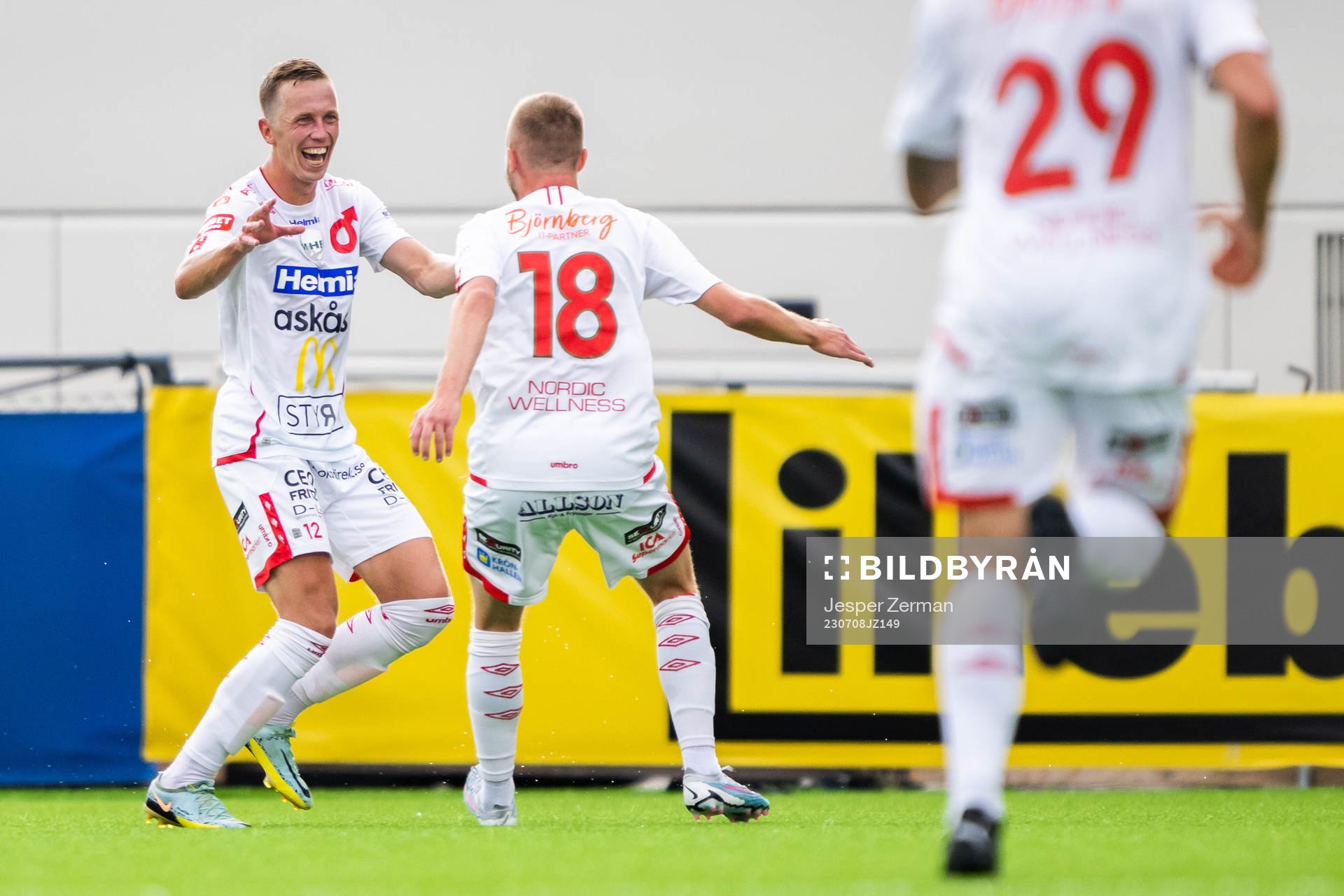 Degerfors Erik Lindell jublar efter 1-2 under fotbollsmatchen i Allsvenskan mellan Brommapojkarna och Degerfors den 8 juli 2023 i Stockholm.