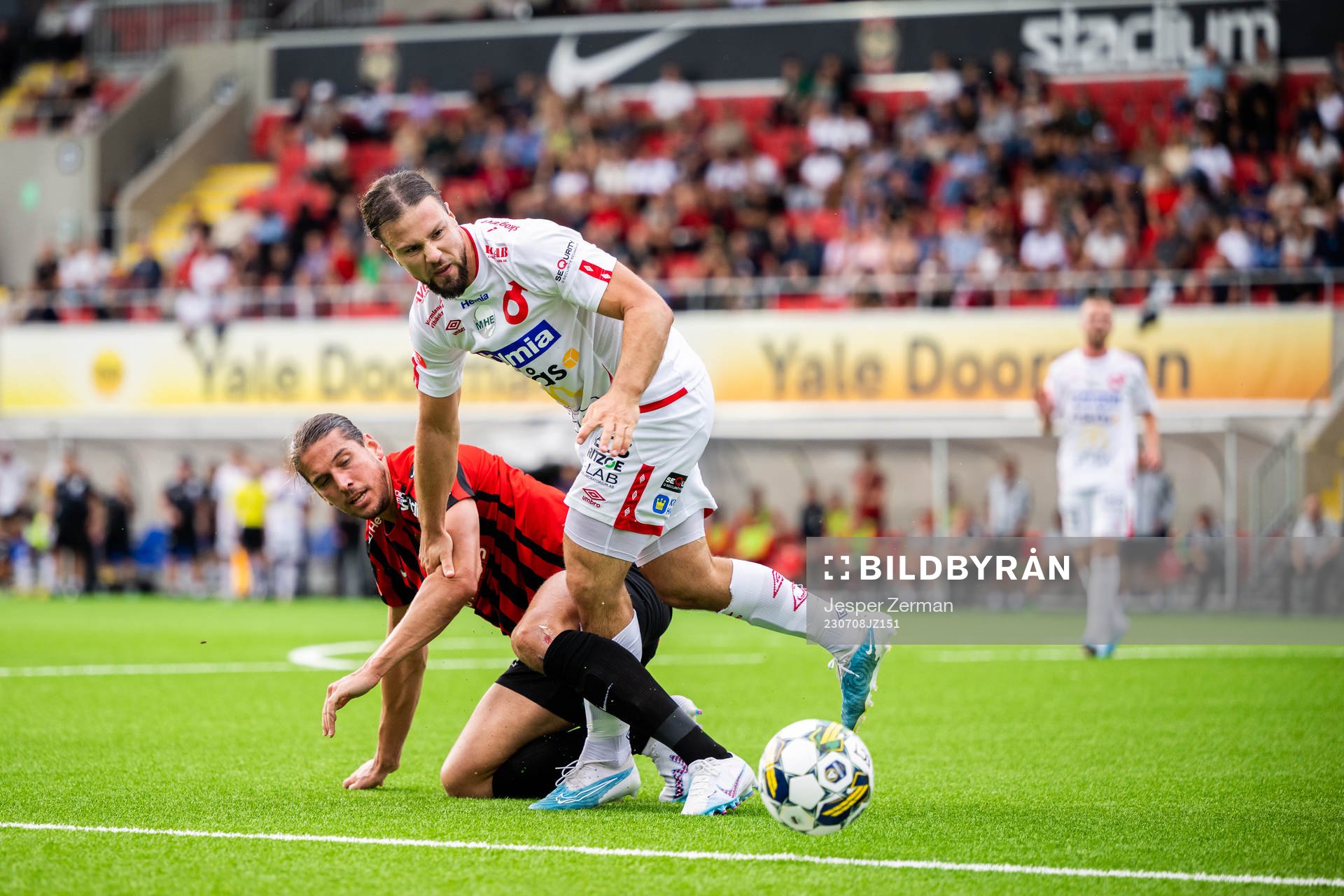 Brommapojkarnas Nikola Vasic och Degerfors Abdelkarim