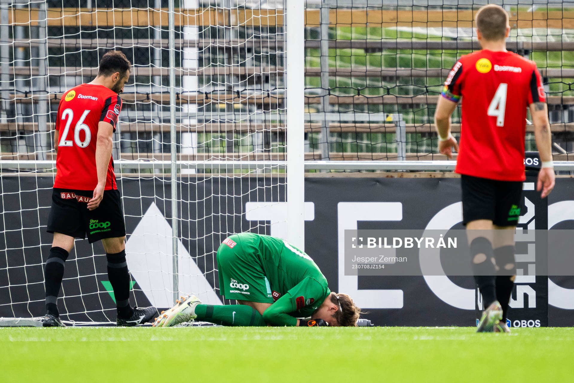 Brommapojkarnas målvakt Filip Sidklev deppar
