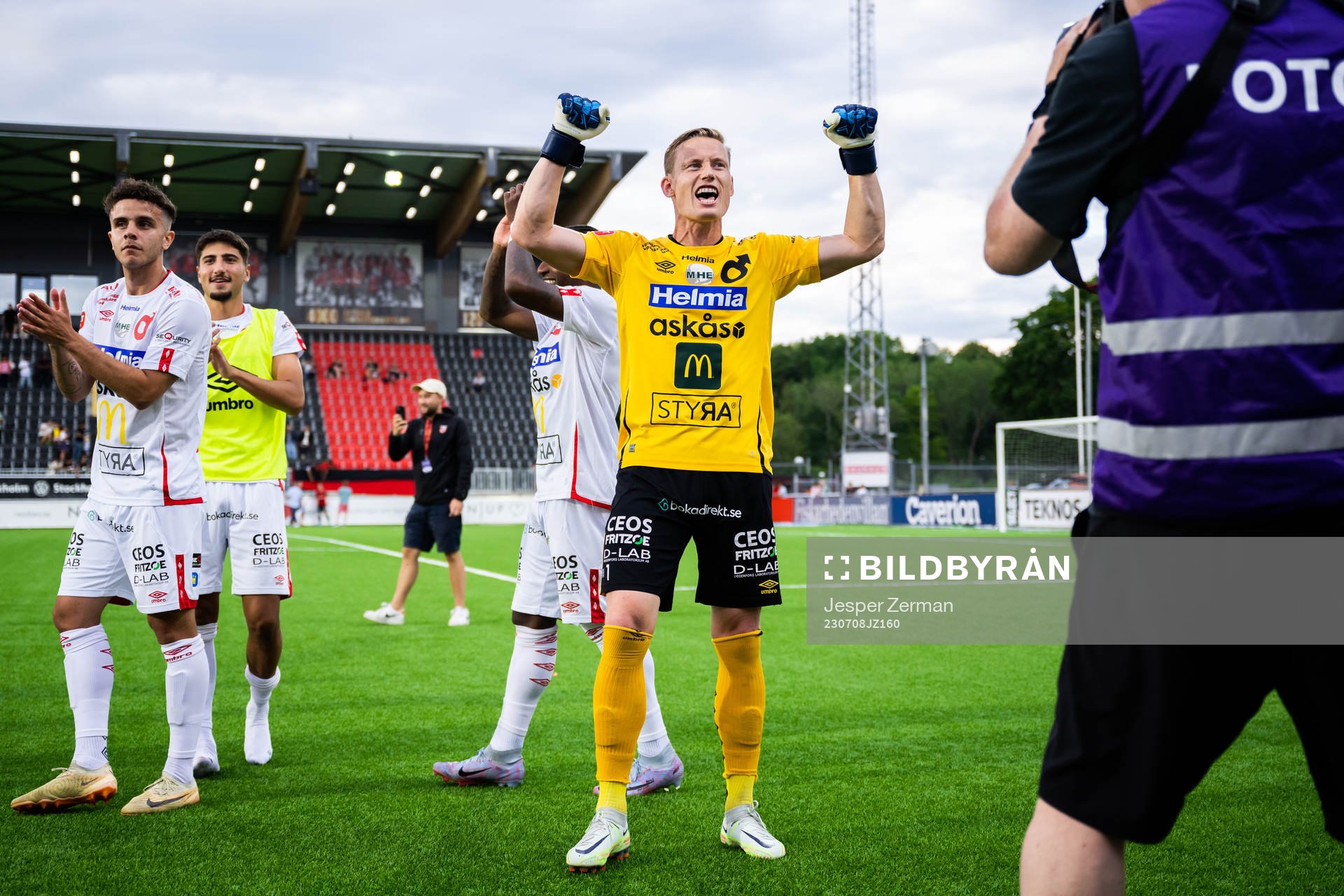 Degerfors målvakt Sondre Lovseth Rossbach jublar efter fotbollsmatchen i Allsvenskan mellan Brommapojkarna och Degerfors den 8 juli 2023 i Stockholm.